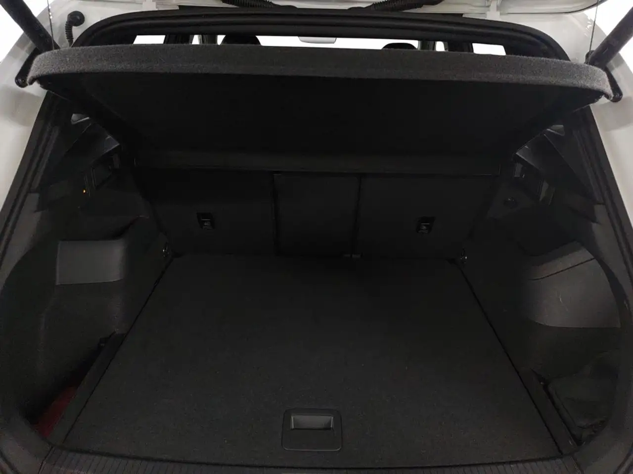 Volkswagen Tiguan 2.0 TDI DSG R-Line AHK*HUD*IQ-LIGHT*NAV*SHZ*ACC... 9