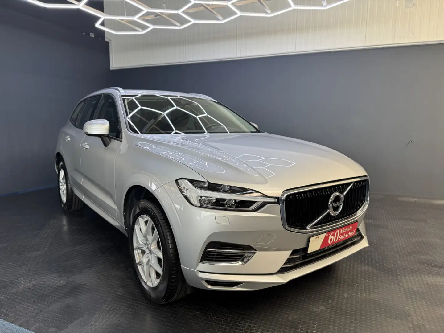 Volvo XC60 Momentum Plug-In Hybrid T8 AWD*3J.Garantie* Silber - 1