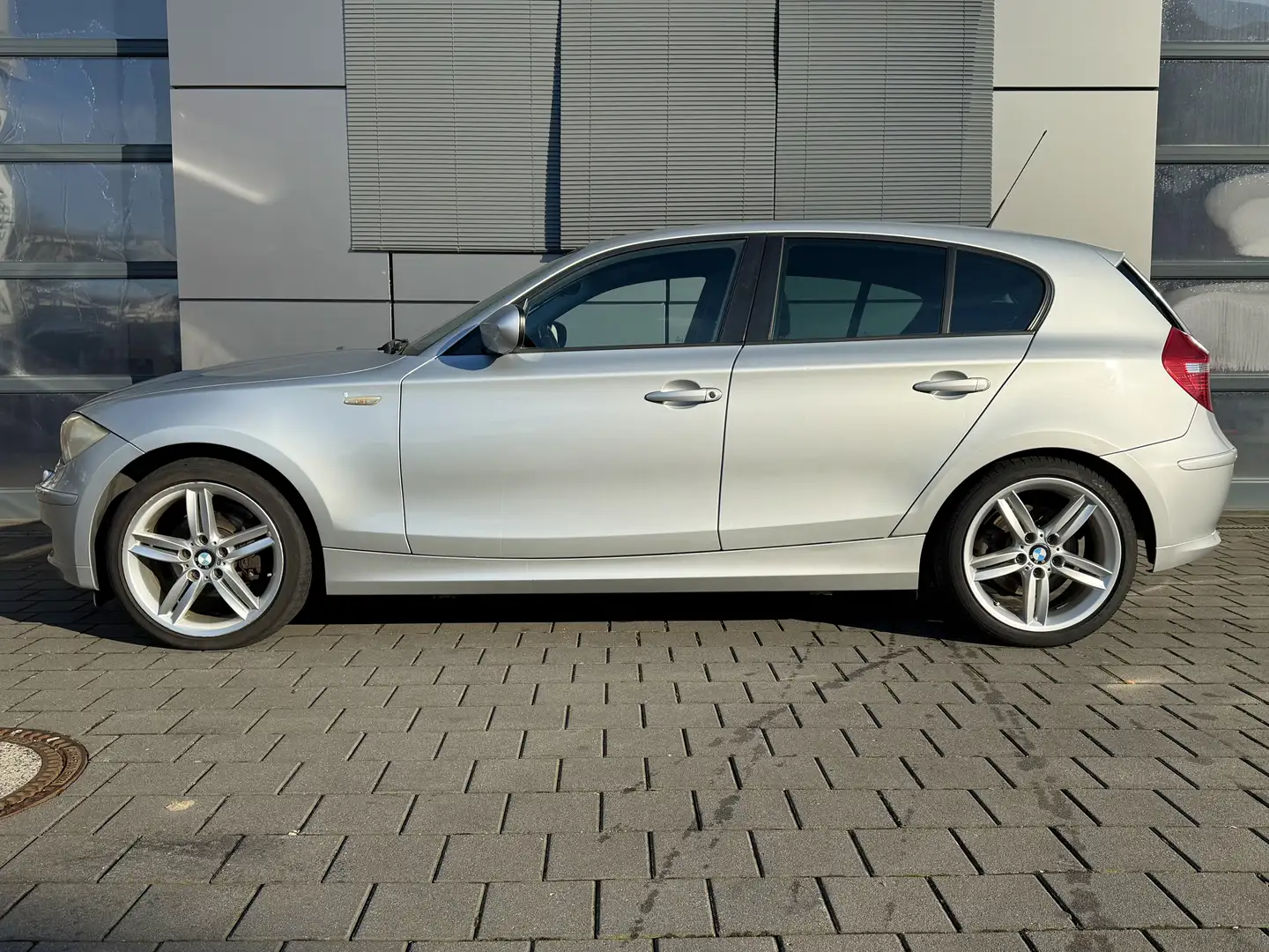 BMW 120 d Navi/PDC/Tempomat/8-fach bereift Silber - 2