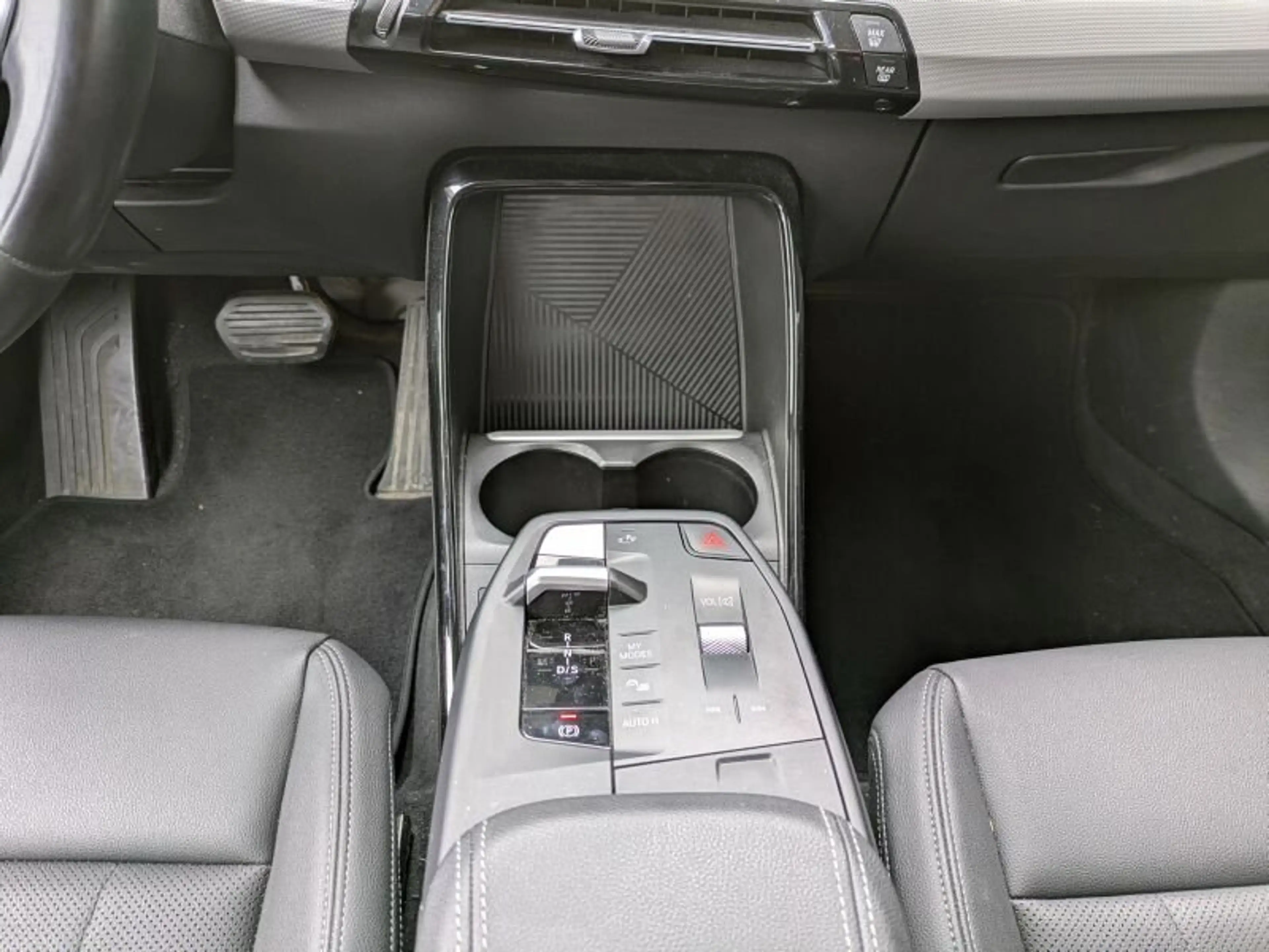 BMW 223 d xDrive Active Tourer — photo 11