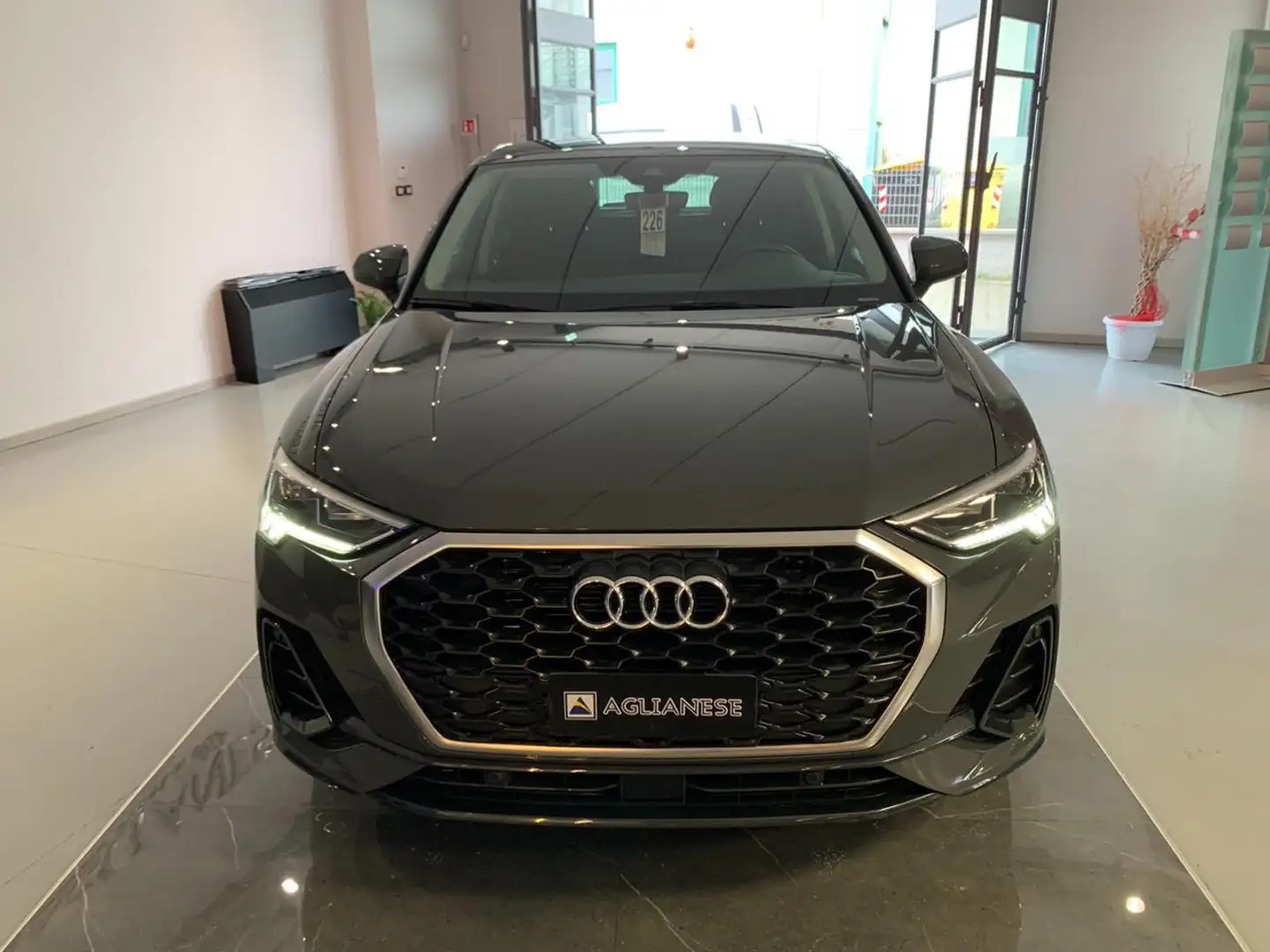 Audi Q3 SPB 35 TDI S tronic Business Plus Grau - 2