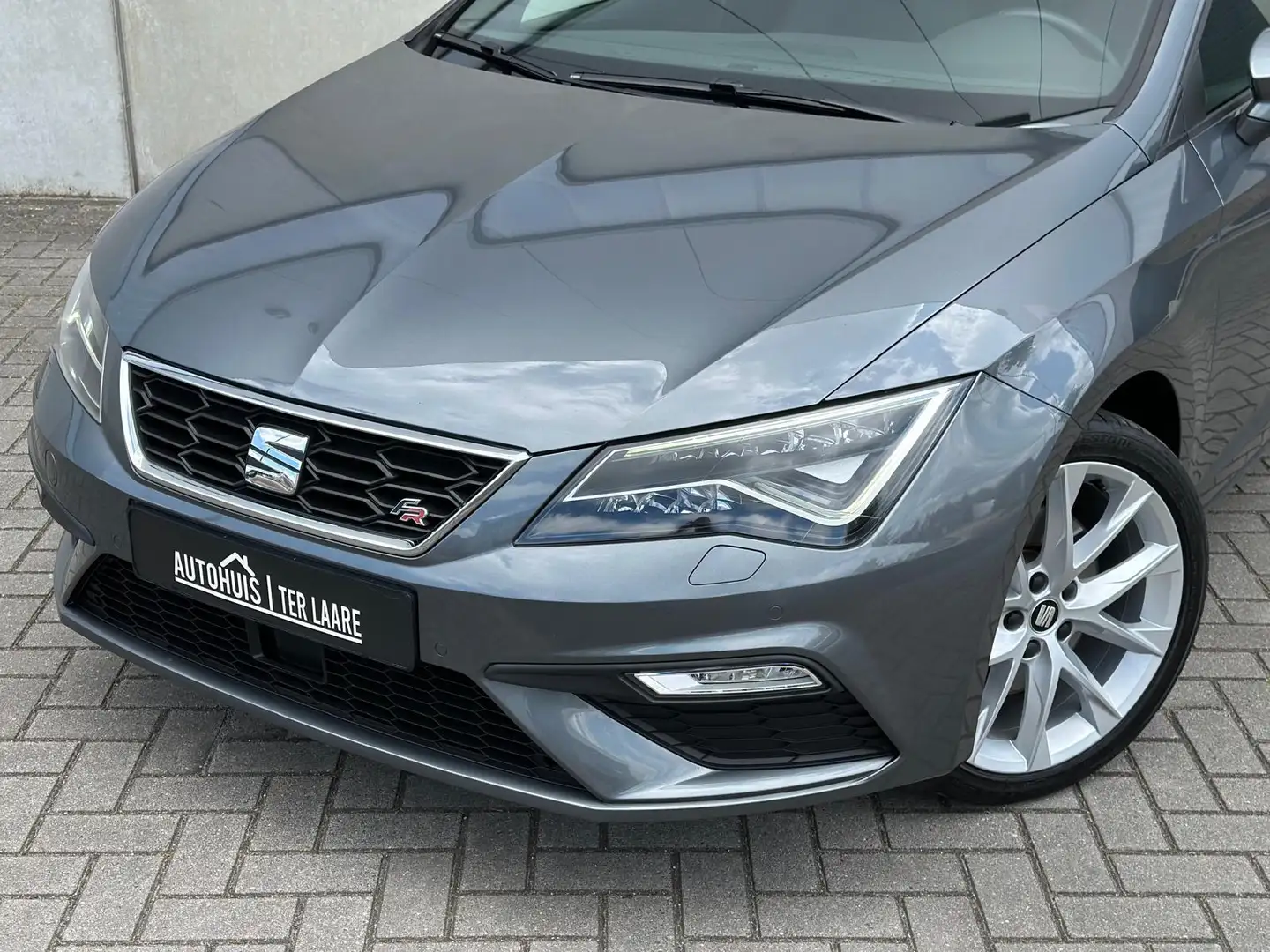 SEAT Leon 1.8 TSI FR DSG Pano 18'' Carplay Camera Sound LED Grijs - 2