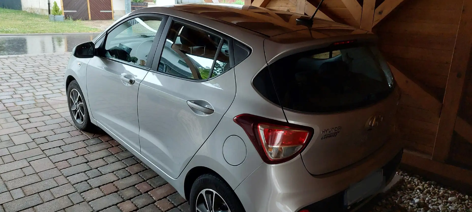 Hyundai i10 i10 1.0 YES! Silber - 2