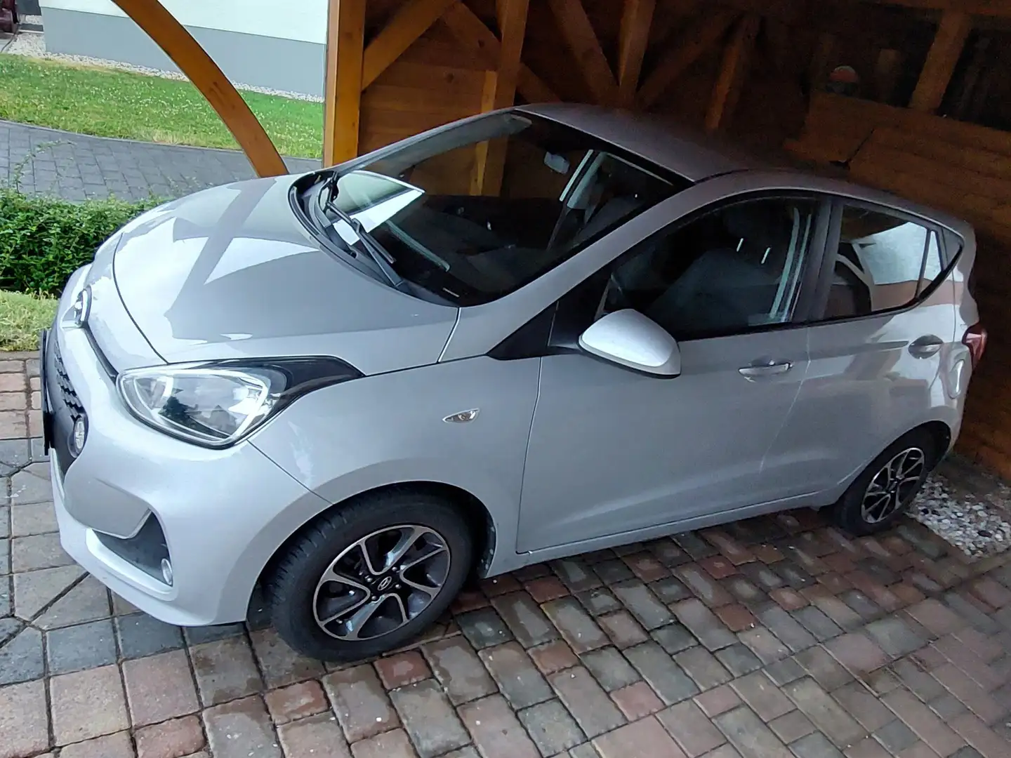 Hyundai i10 i10 1.0 YES! Silber - 1