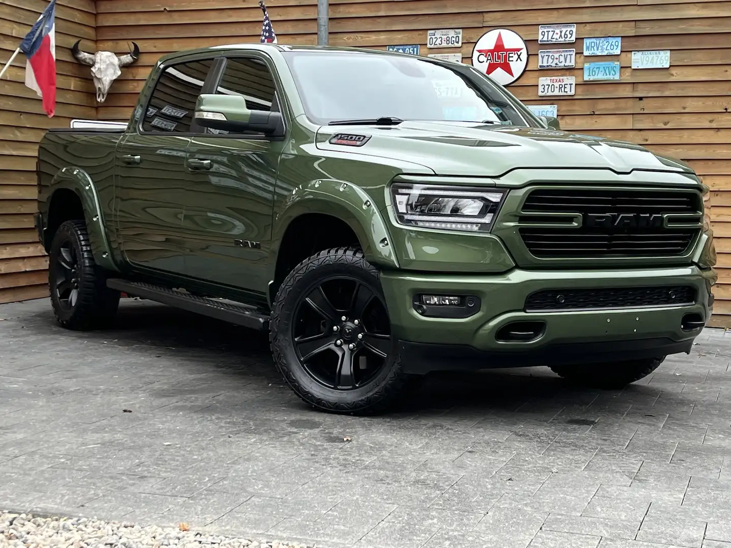 Dodge RAM 1500 OFFROAD 5.7L 4x4 Leder LED AHK Grün - 2