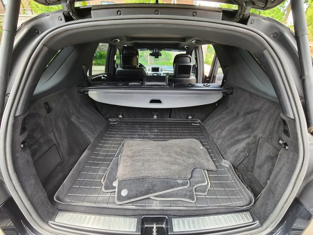 Mercedes-Benz M-Class снимка Mercedes-Benz M-Class