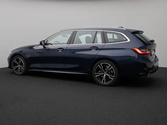 BMW 3 Series view 10