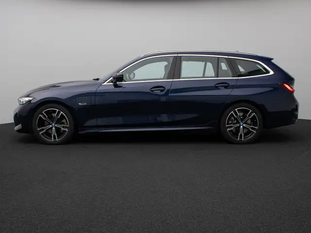 BMW 3 Series view 11