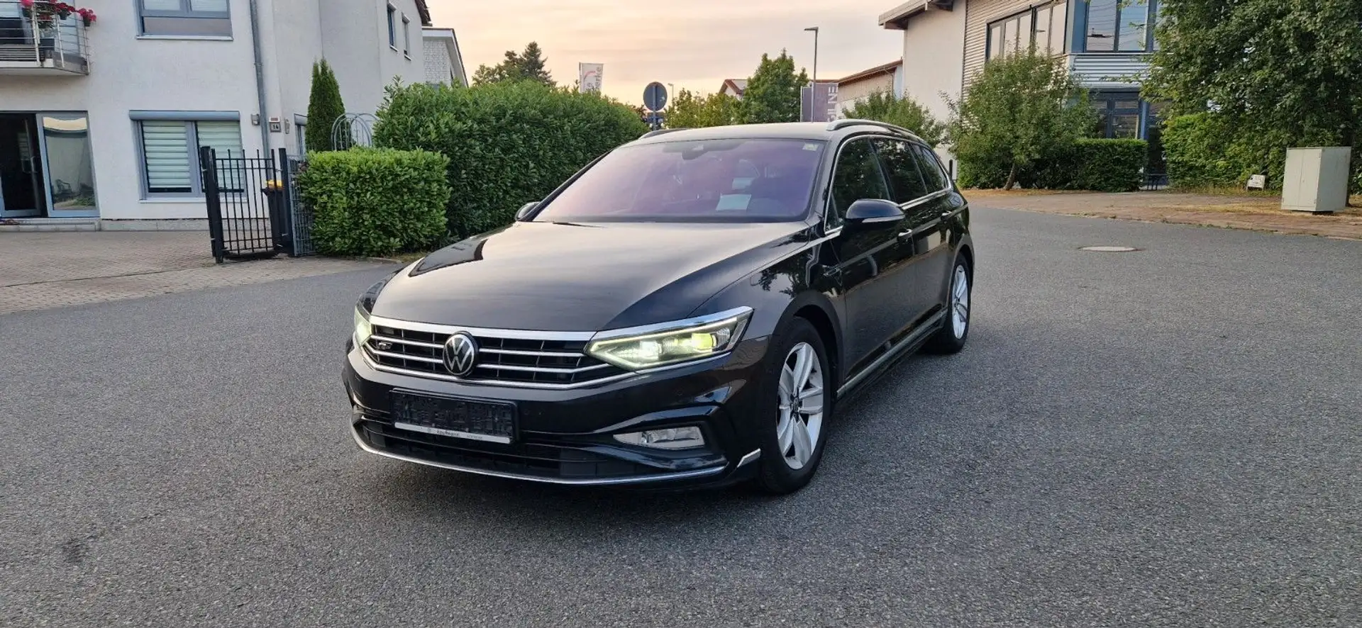 Volkswagen Passat Variant Elegance 1 Hand Vollleder R-Line Schwarz - 1