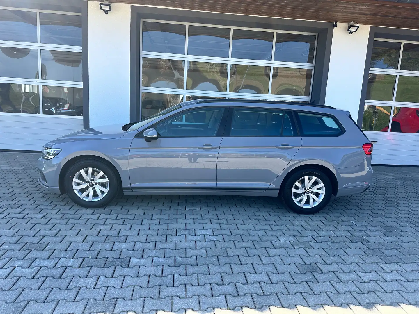 Volkswagen Passat Variant Conceptline 2,0 TDI DSG *AHV*RFK*APP*LED*SITZHZ* Grau - 2