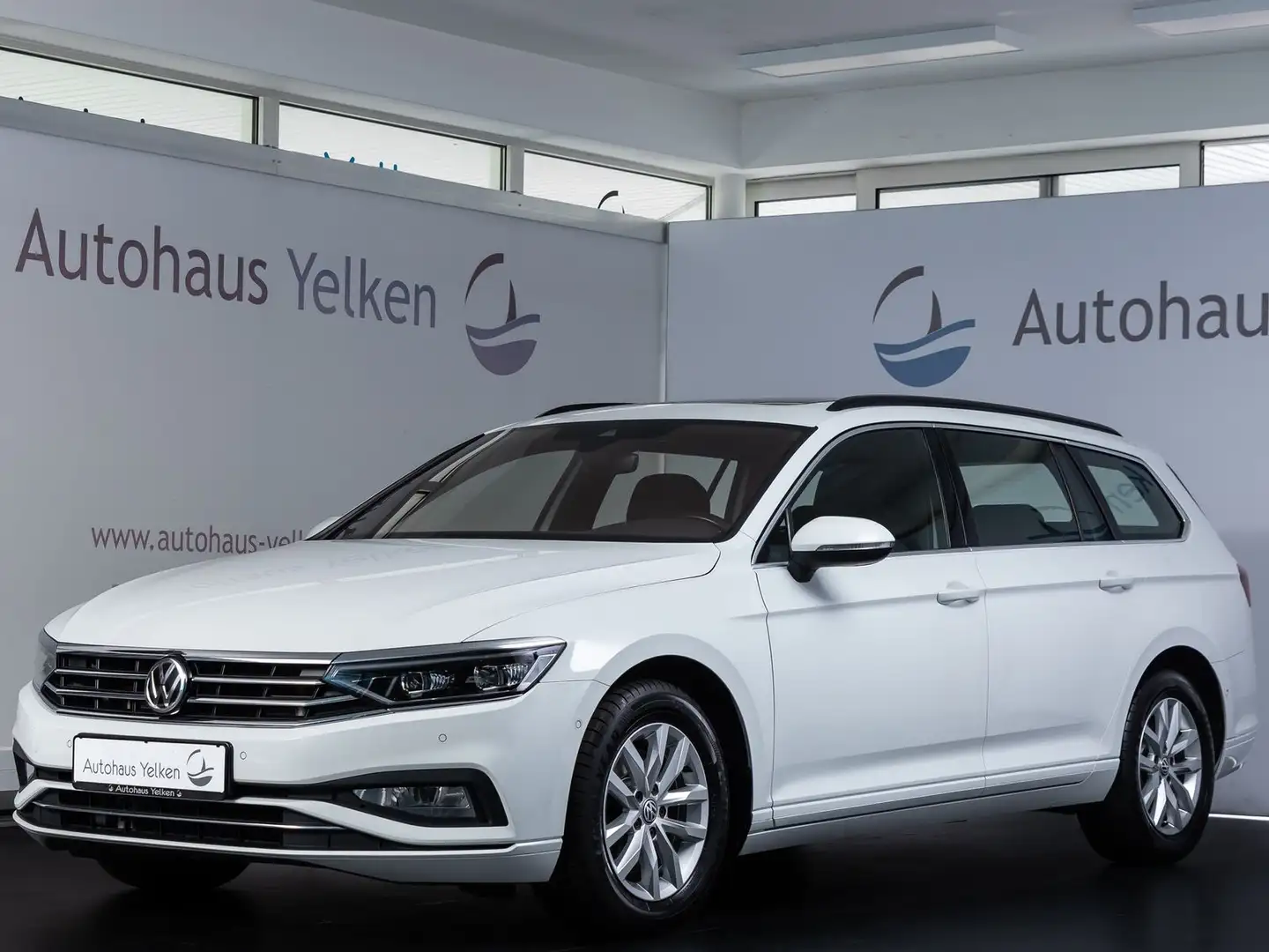 Volkswagen Passat 2.0 TDI Business *MATRIX*ACC*PANO*AHK*RFK Weiß - 2