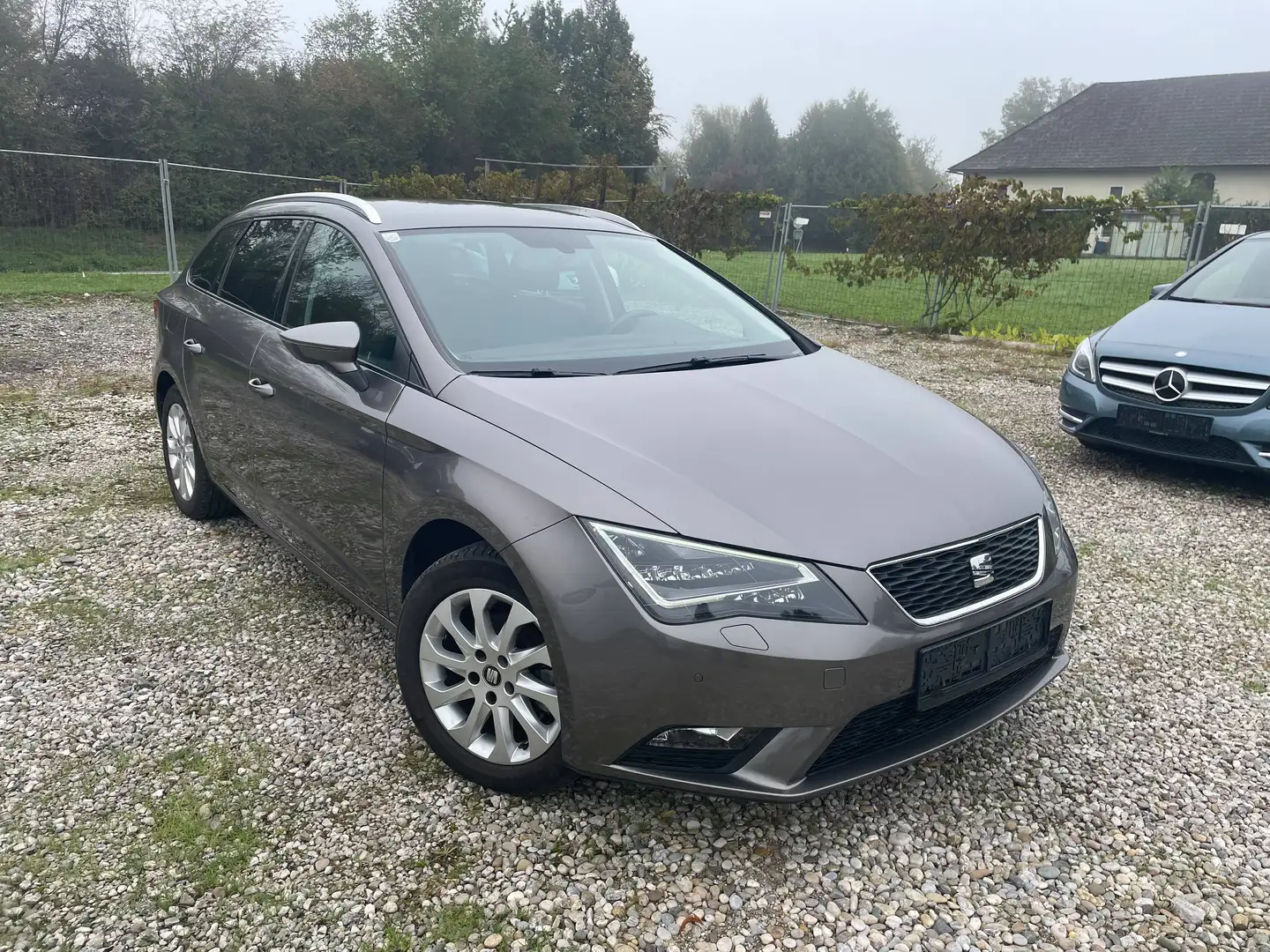 SEAT Leon Leon ST 1.6 TDI +navigationssyestem +pickerl 2/2027+4monat Grau - 1