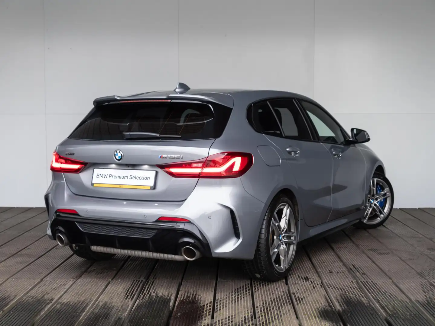 BMW 135 1 Serie 5-deurs M135i xDrive | M Sportpakket | Inn Gris - 2