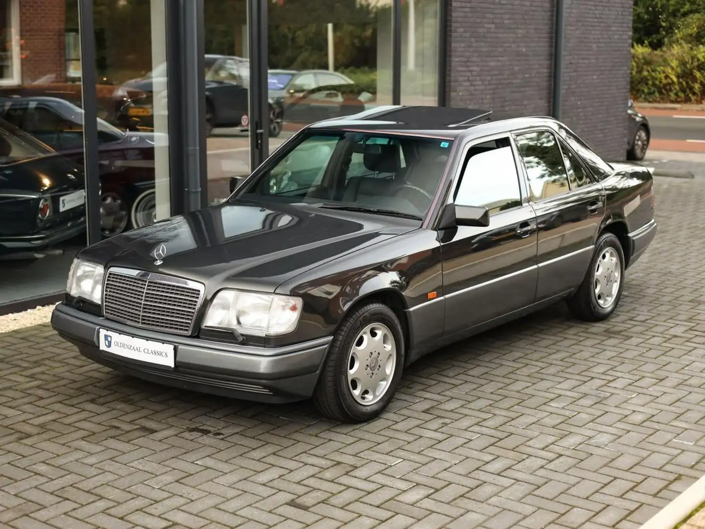 Mercedes-Benz E 420 Schwarz - 1