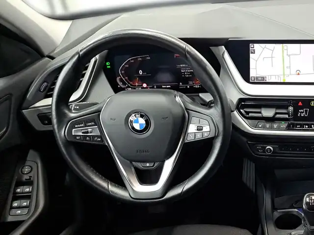 BMW 1 Series view 14