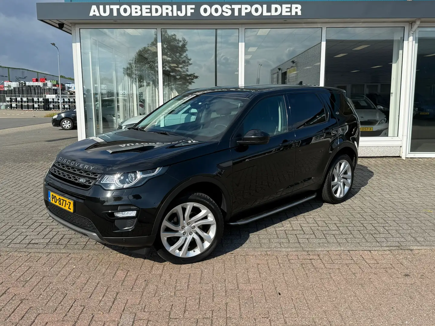Land Rover Discovery Sport 2.0 TD4 SE 7p. Zwart - 1