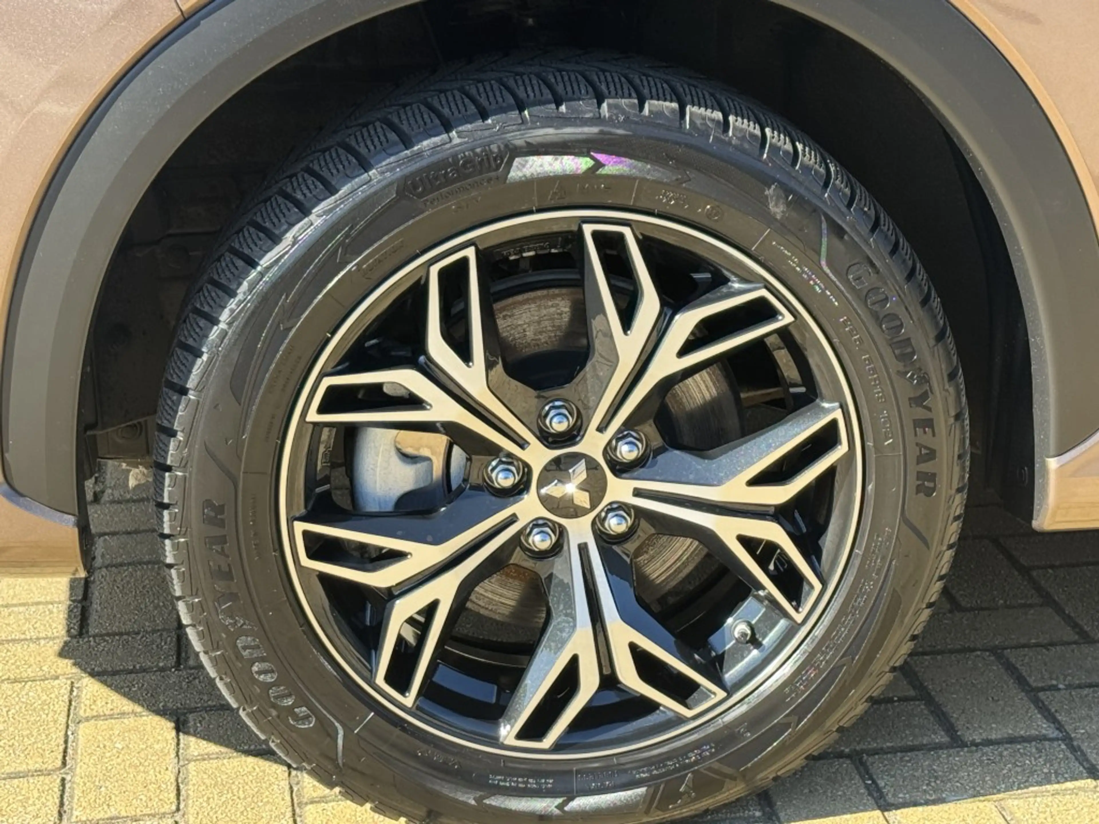 Mitsubishi Eclipse Cross 2.4 PHEV Executive — photo 28