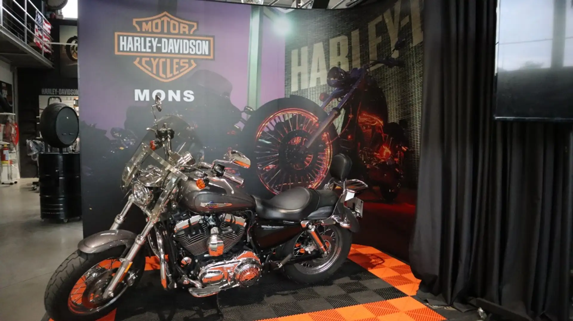 Harley-Davidson 1200 Custom Chopper Gris - 1