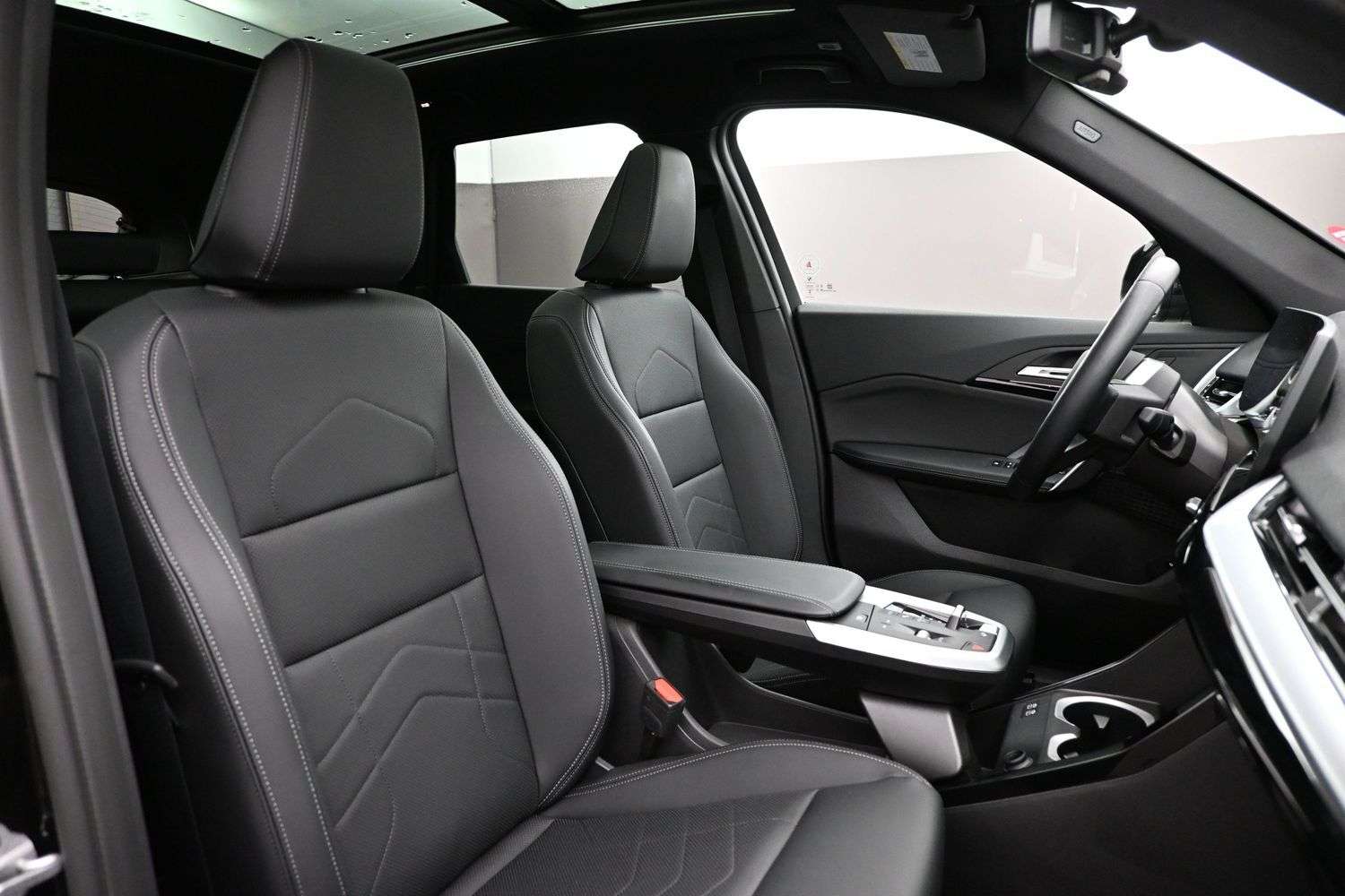 2025 BMW X1 XDRIVE28I PREMIUM ESSENTIAL PACKAGE, PANORAMIC MOO 2,000 cc 4 cyl thumb 31