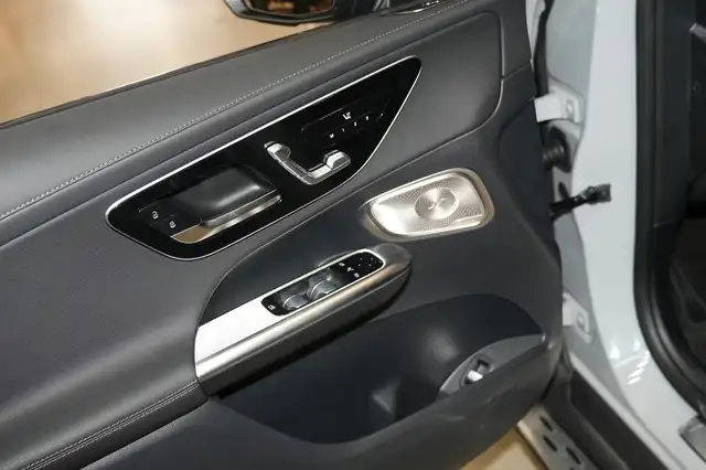 Mercedes-Benz GLC view 4