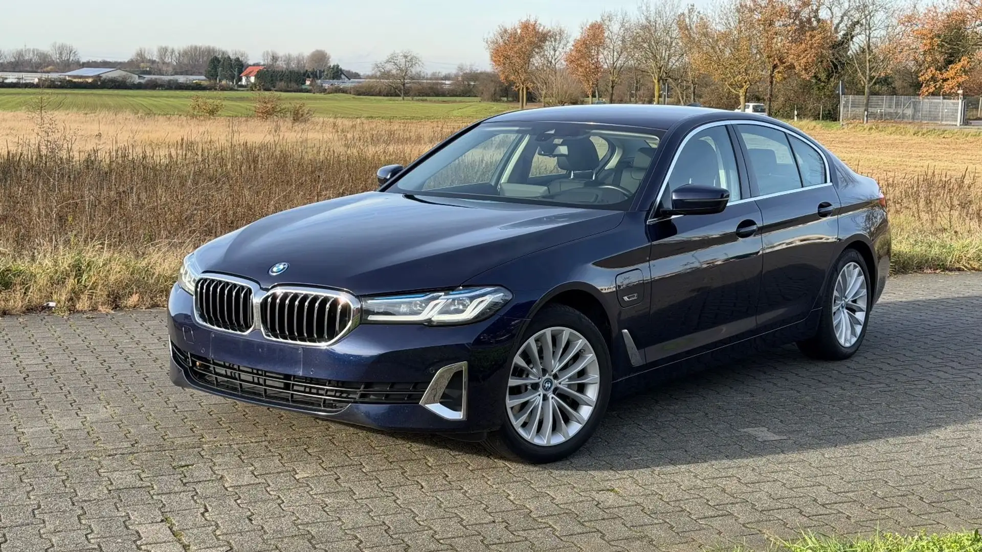 BMW 530 e xDrive Luxury Line*LEDER*HUD*STDHZG*LASER* Blau - 1