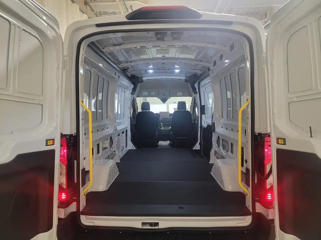 Ford Transit Cargo Van снимка Ford Transit Cargo Van