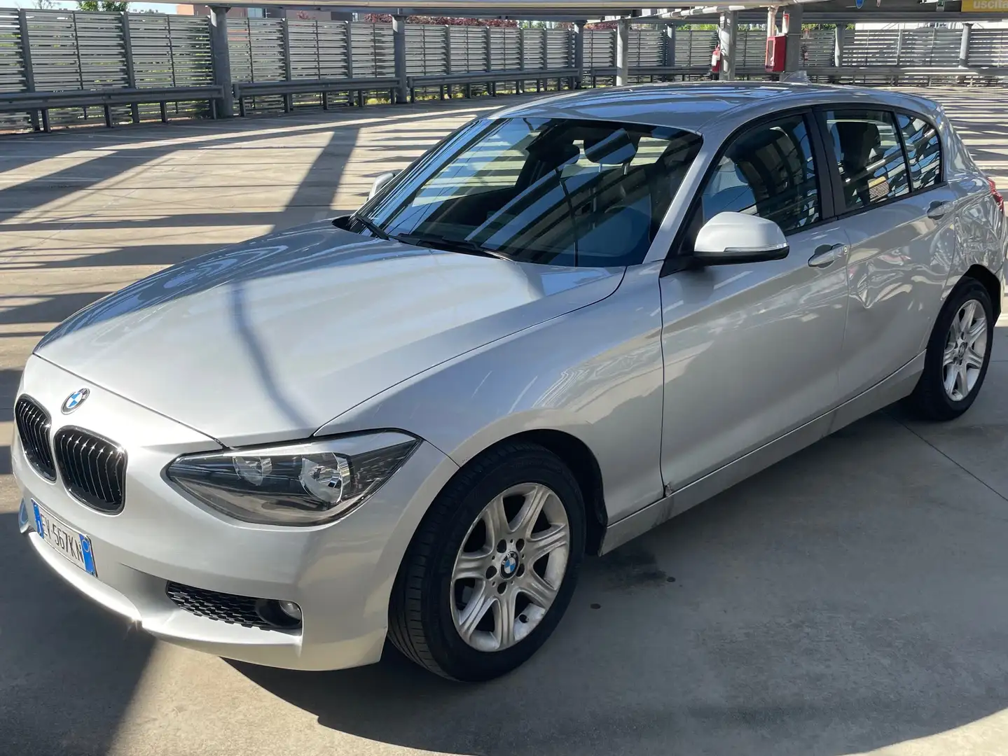 BMW 114 Serie 1 F/20-21 2011 114d 5p Unique Stříbrná - 2