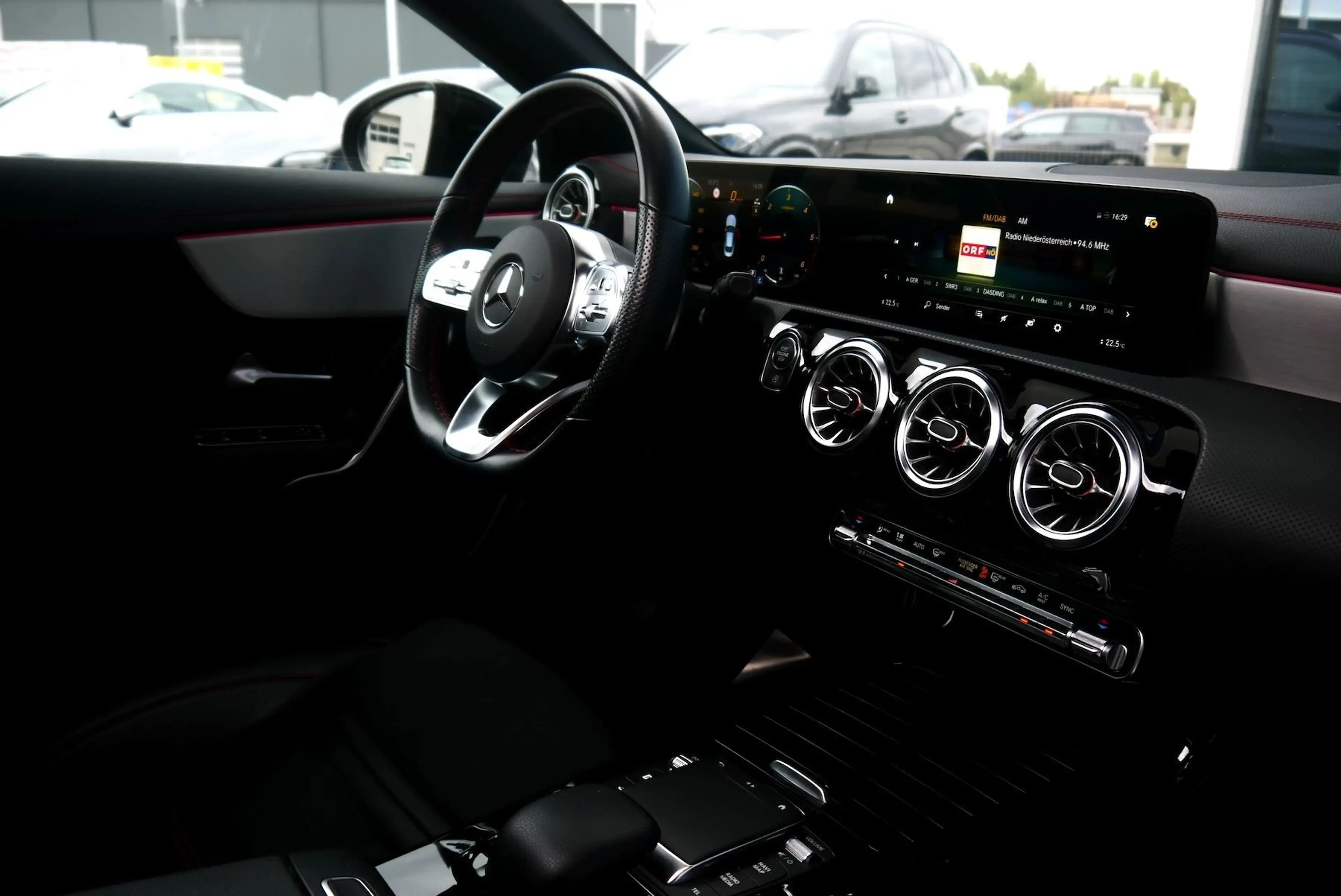 Mercedes-Benz CLA 220 d AMG Line Aut. *Panorama-Schiebedach & AMG Line* — photo 12