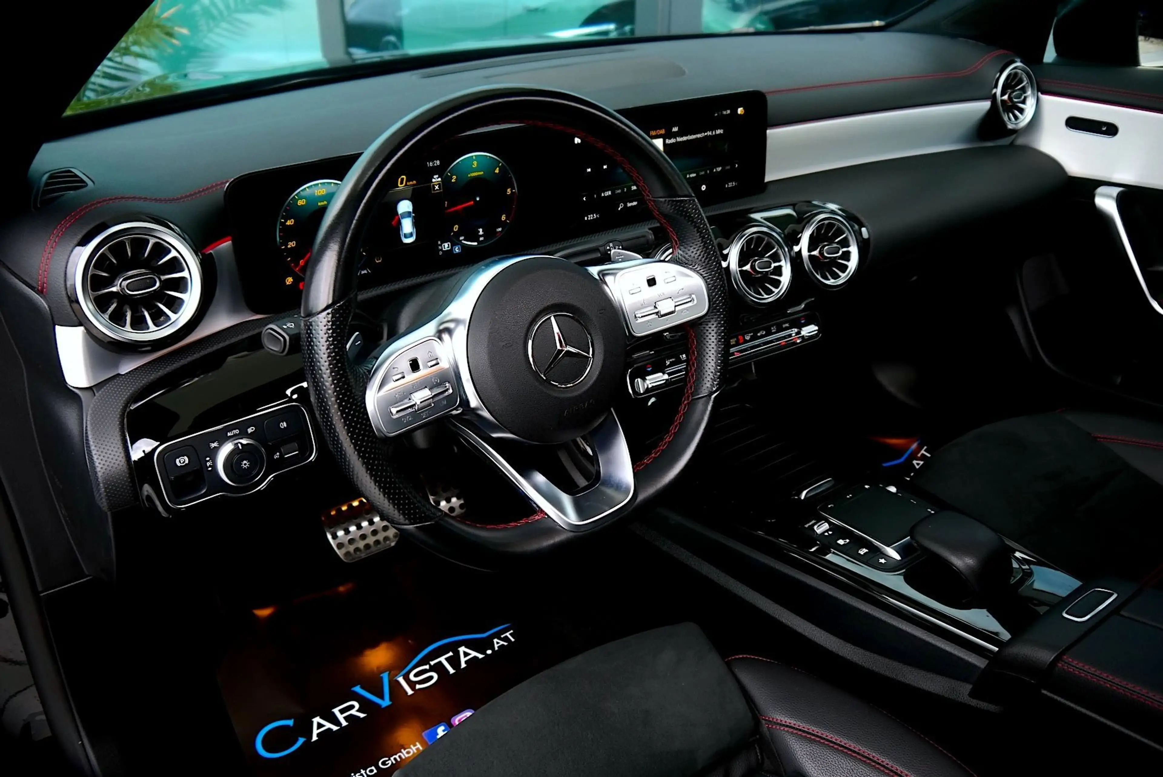 Mercedes-Benz CLA 220 d AMG Line Aut. *Panorama-Schiebedach & AMG Line* — photo 11