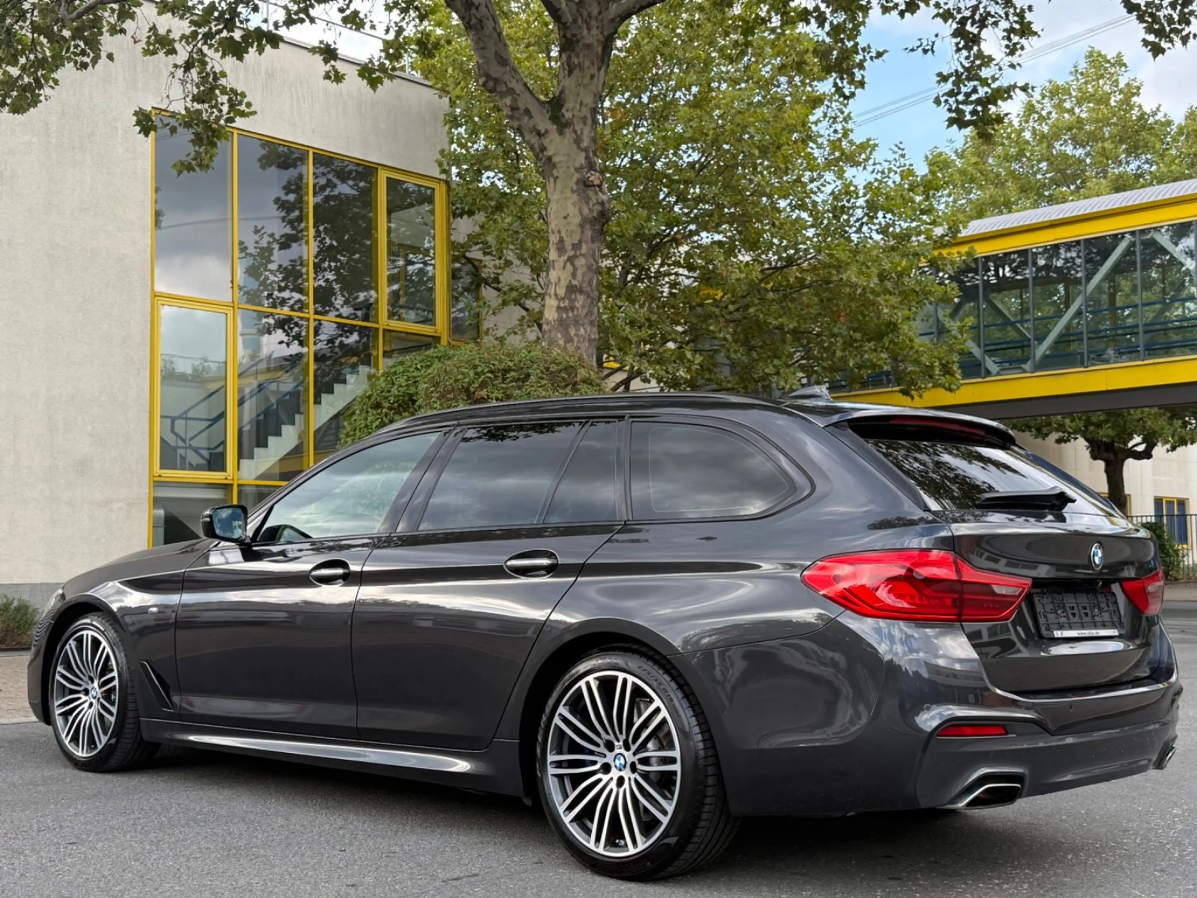 BMW 540 i Touring *M-SPORT*PANO*MEMORY*XDRIVE* — photo 4
