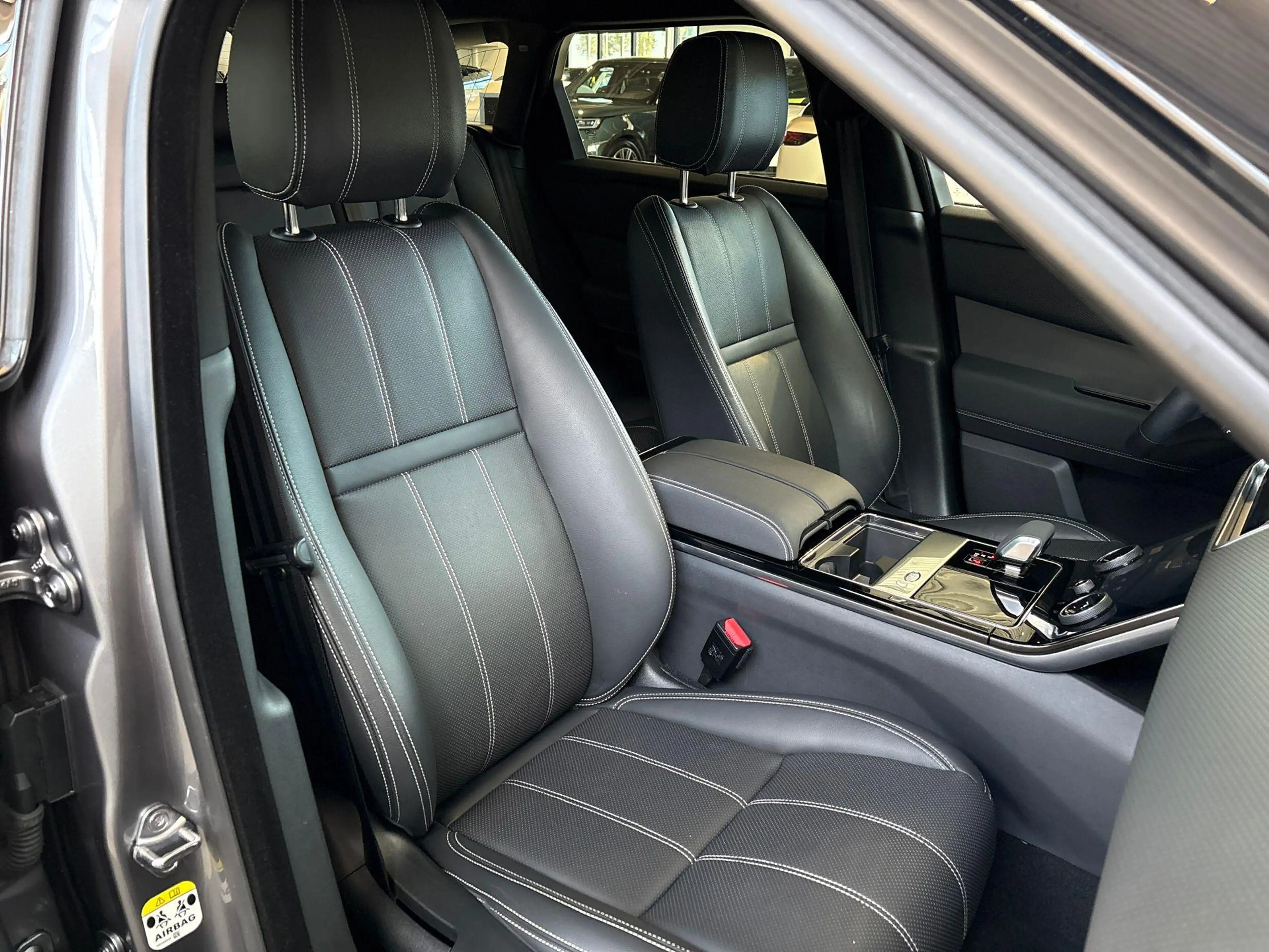 Land Rover Range Rover Velar P400e S | Black Pack | Tow Pack | 20 inch | Contra — photo 10