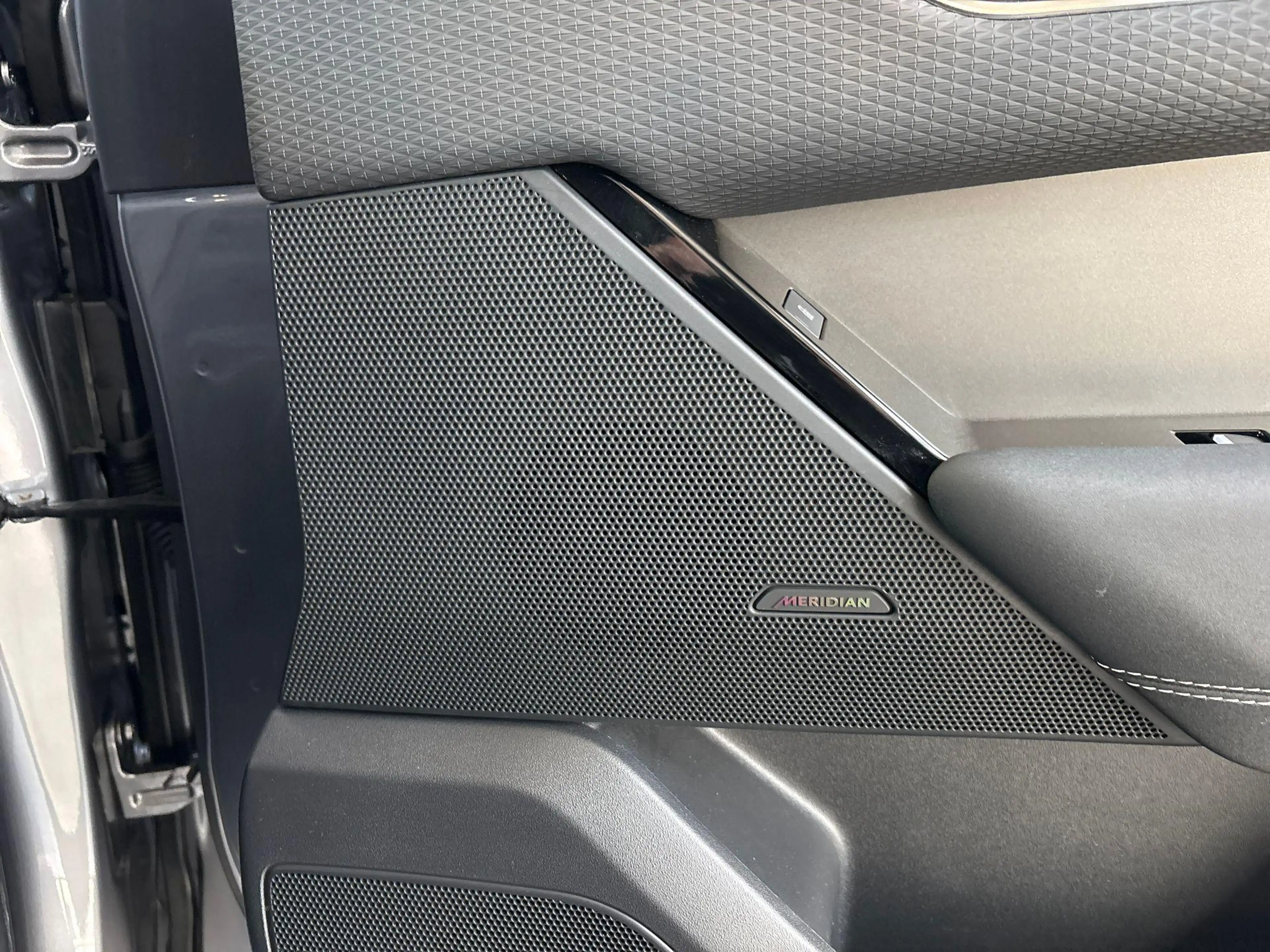 Land Rover Range Rover Velar P400e S | Black Pack | Tow Pack | 20 inch | Contra — photo 13