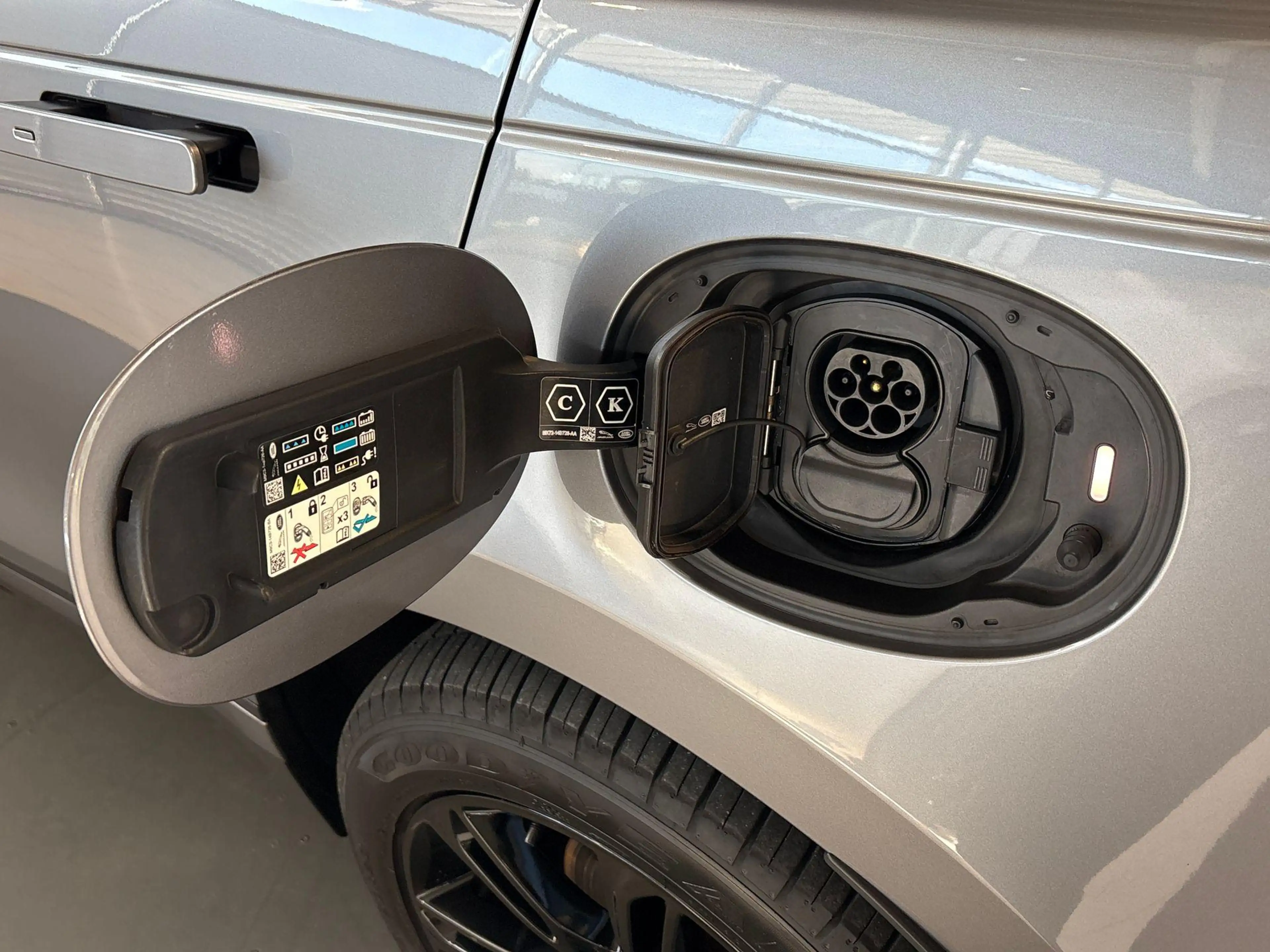 Land Rover Range Rover Velar P400e S | Black Pack | Tow Pack | 20 inch | Contra — photo 22