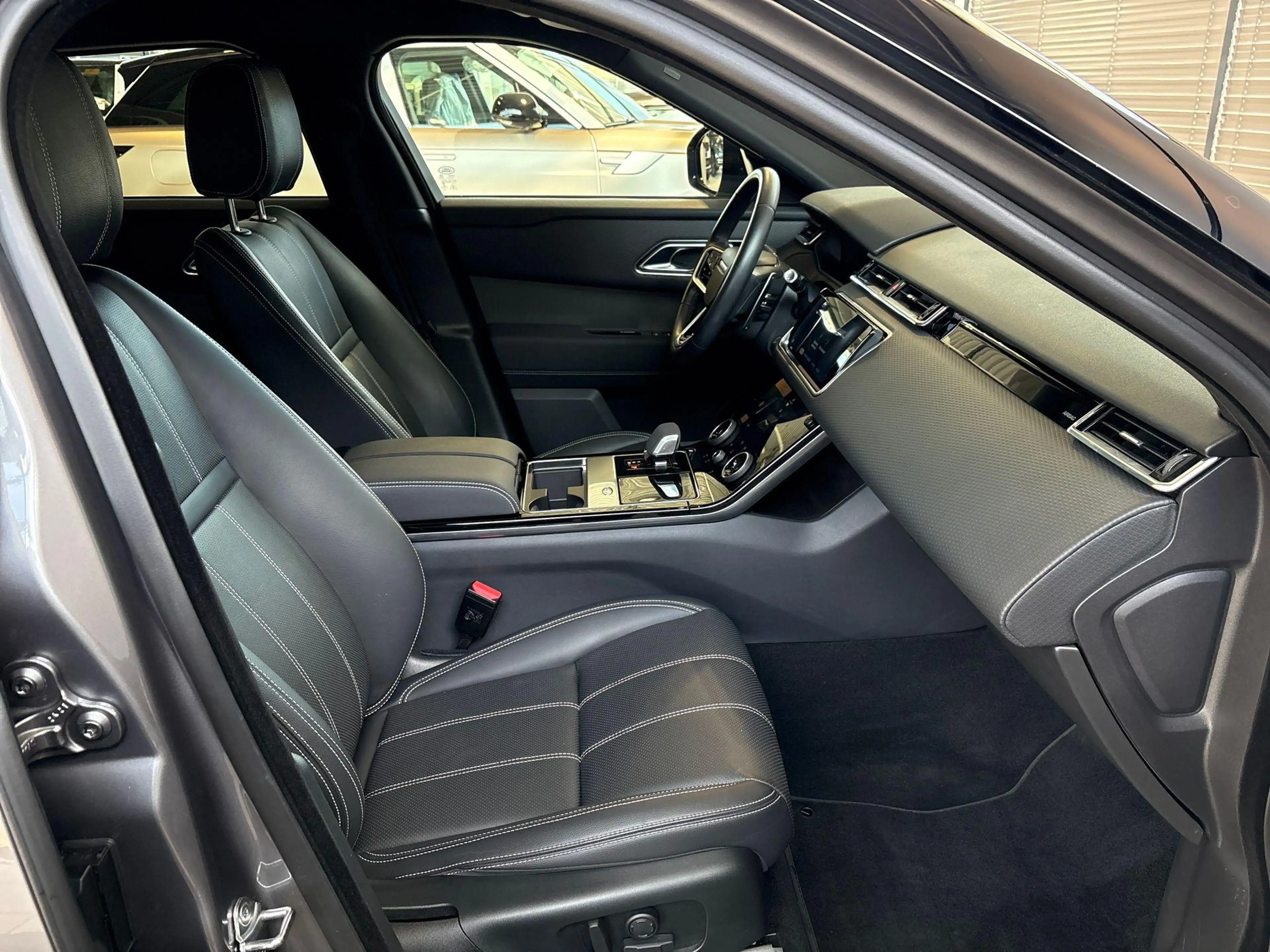 Land Rover Range Rover Velar P400e S | Black Pack | Tow Pack | 20 inch | Contra — photo 3