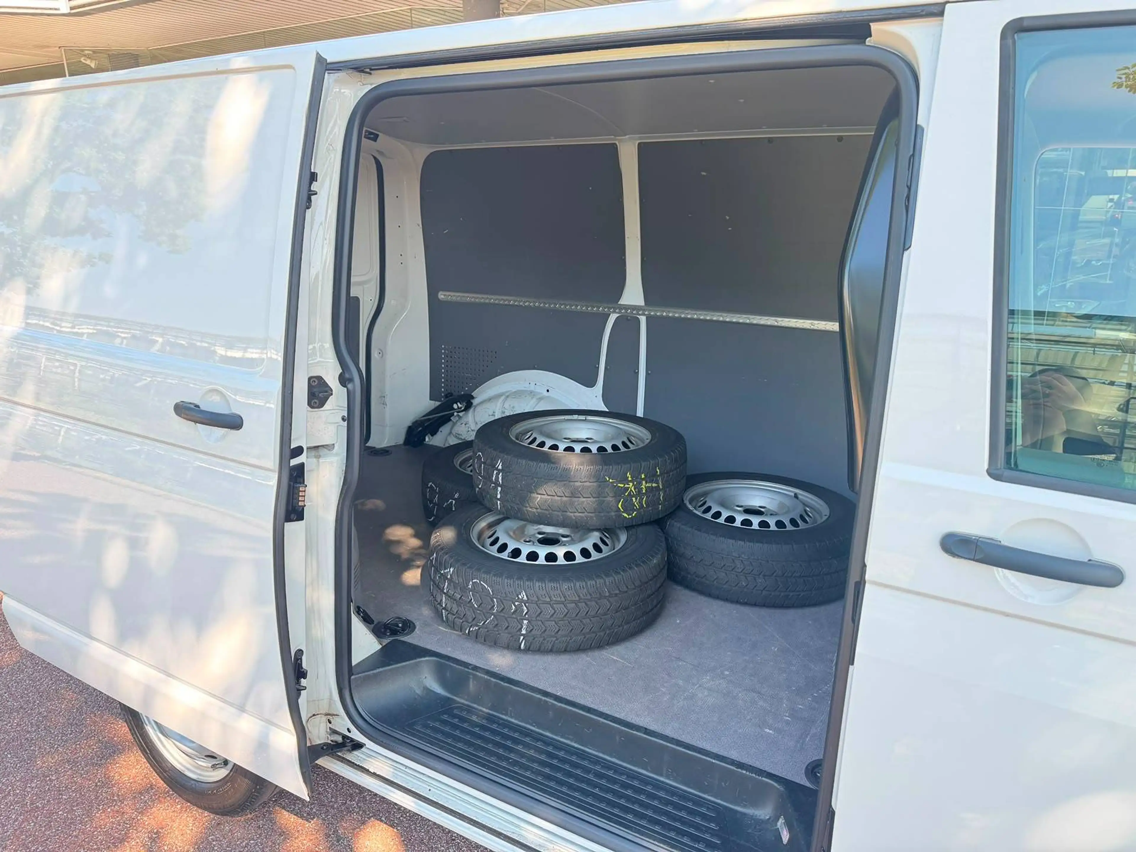 Volkswagen T6.1 Transporter FWD Standh/Sitzh/3-Sitz/Carplay/Kamera — photo 8