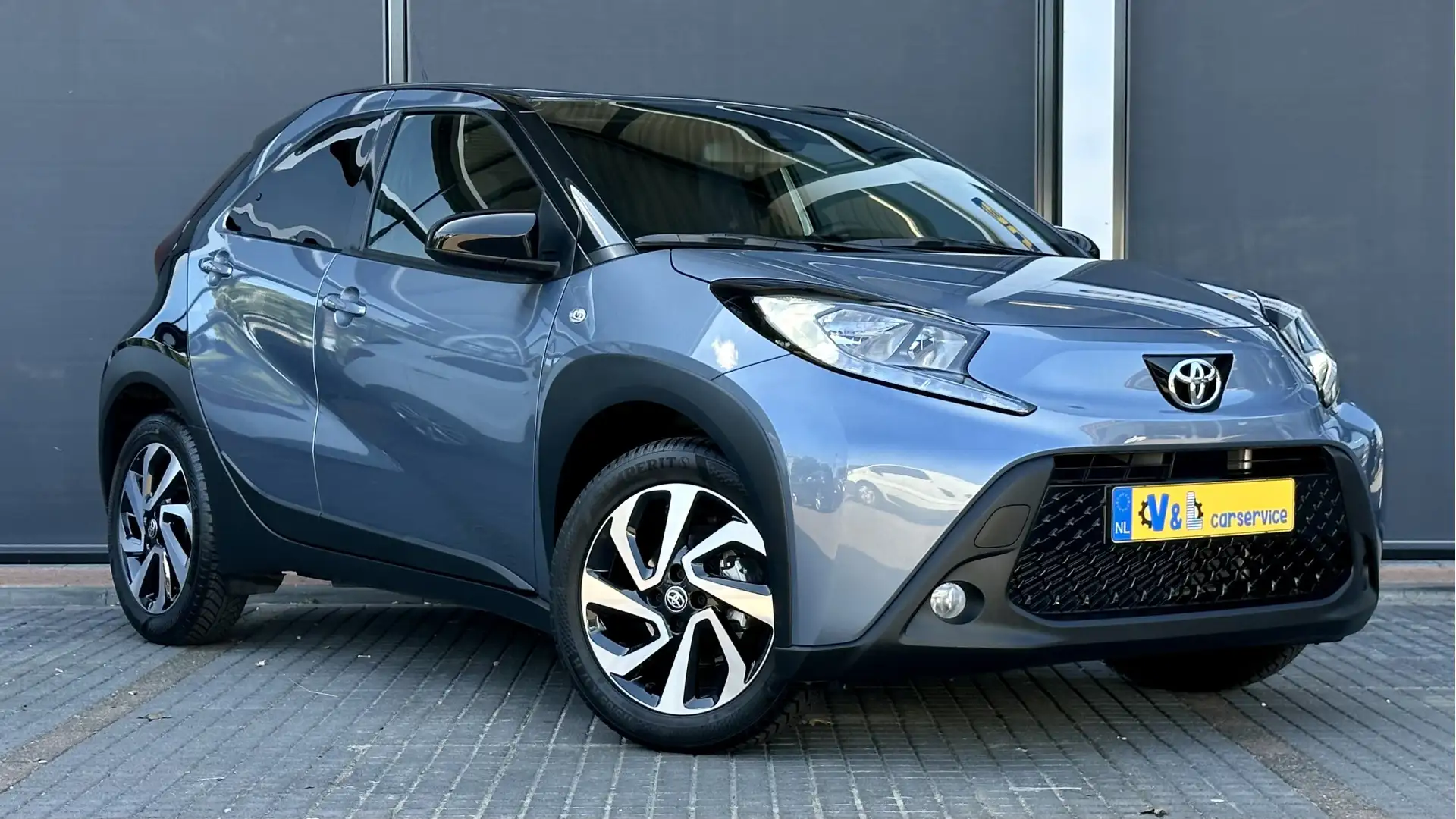 Toyota Aygo X 1.0 VVT-i S-CVT Pulse Bi-Color / Stoelverwr. / Cru Grijs - 1