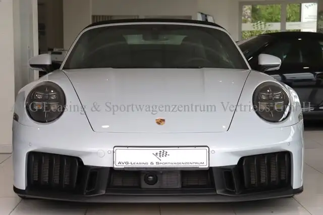 Porsche 911 view 8