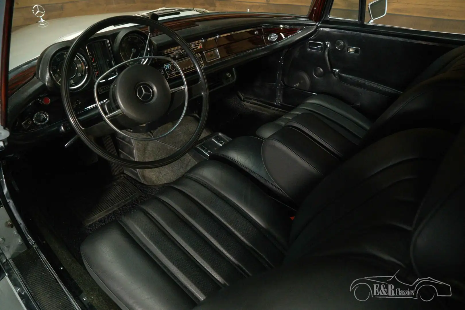 Mercedes-Benz 280 SE Coupe Gris - 2