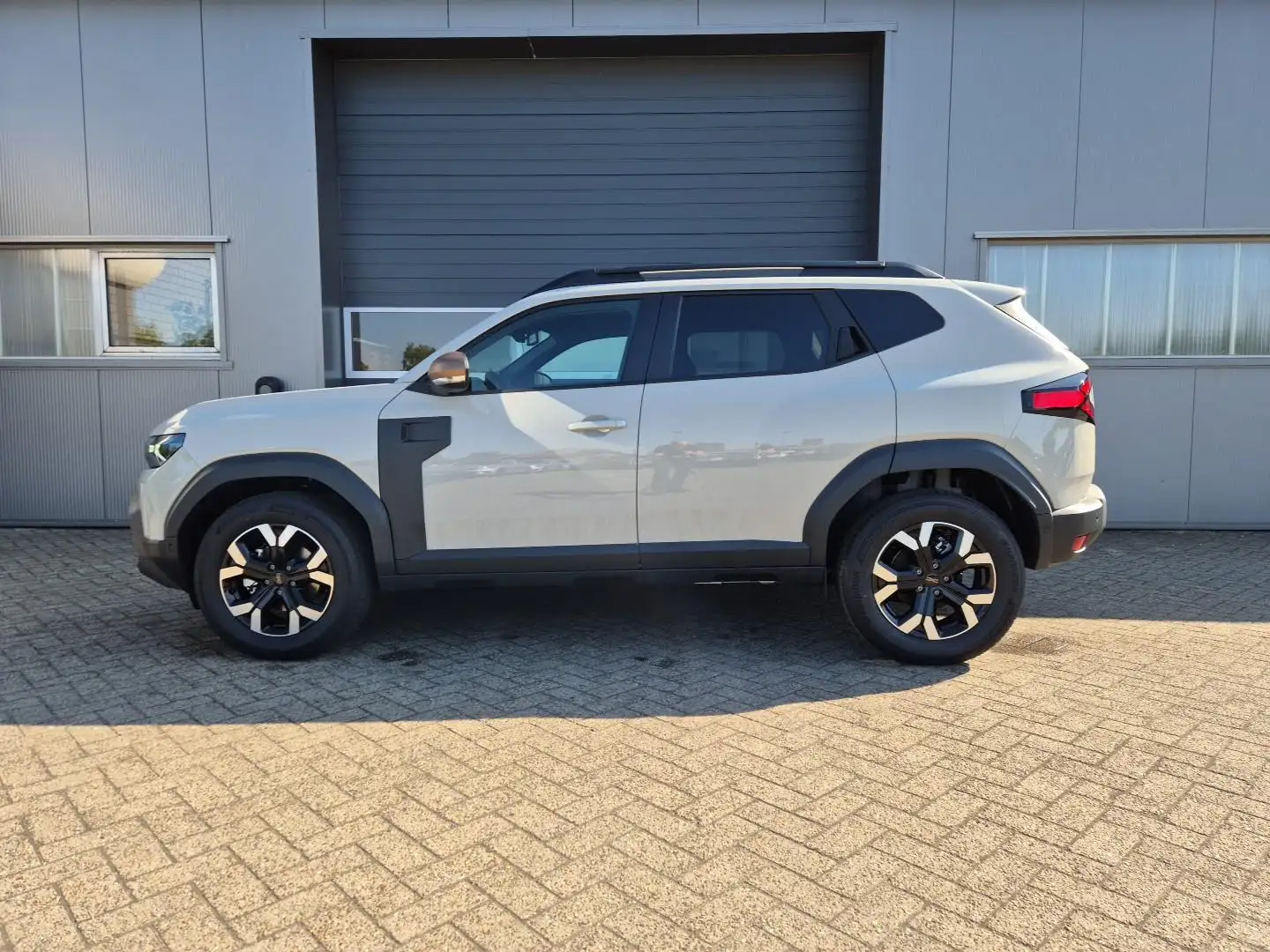 Dacia Duster Extreme Hybrid 140PS Automatik 1.6 SCE Lenkradh... Gris - 2