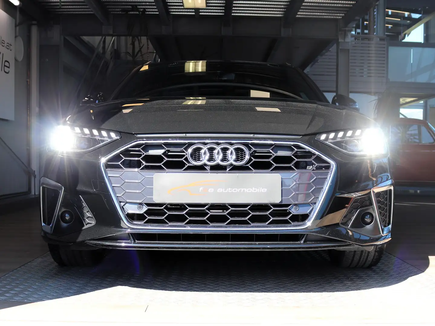 Audi A4 Avant 2,0 TDI S line Schwarz - 2