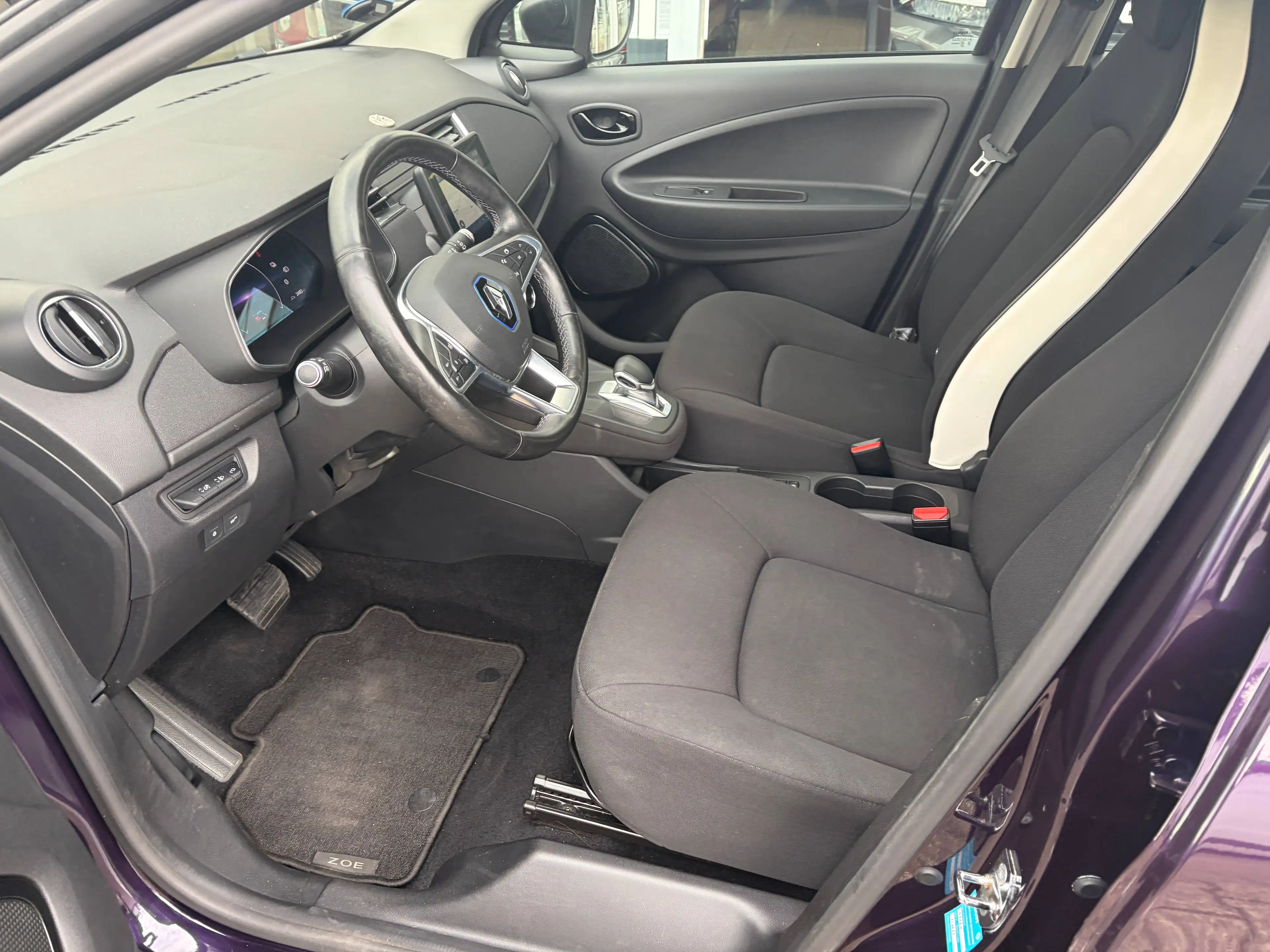Renault ZOE Life ZE40 R110 — photo 14