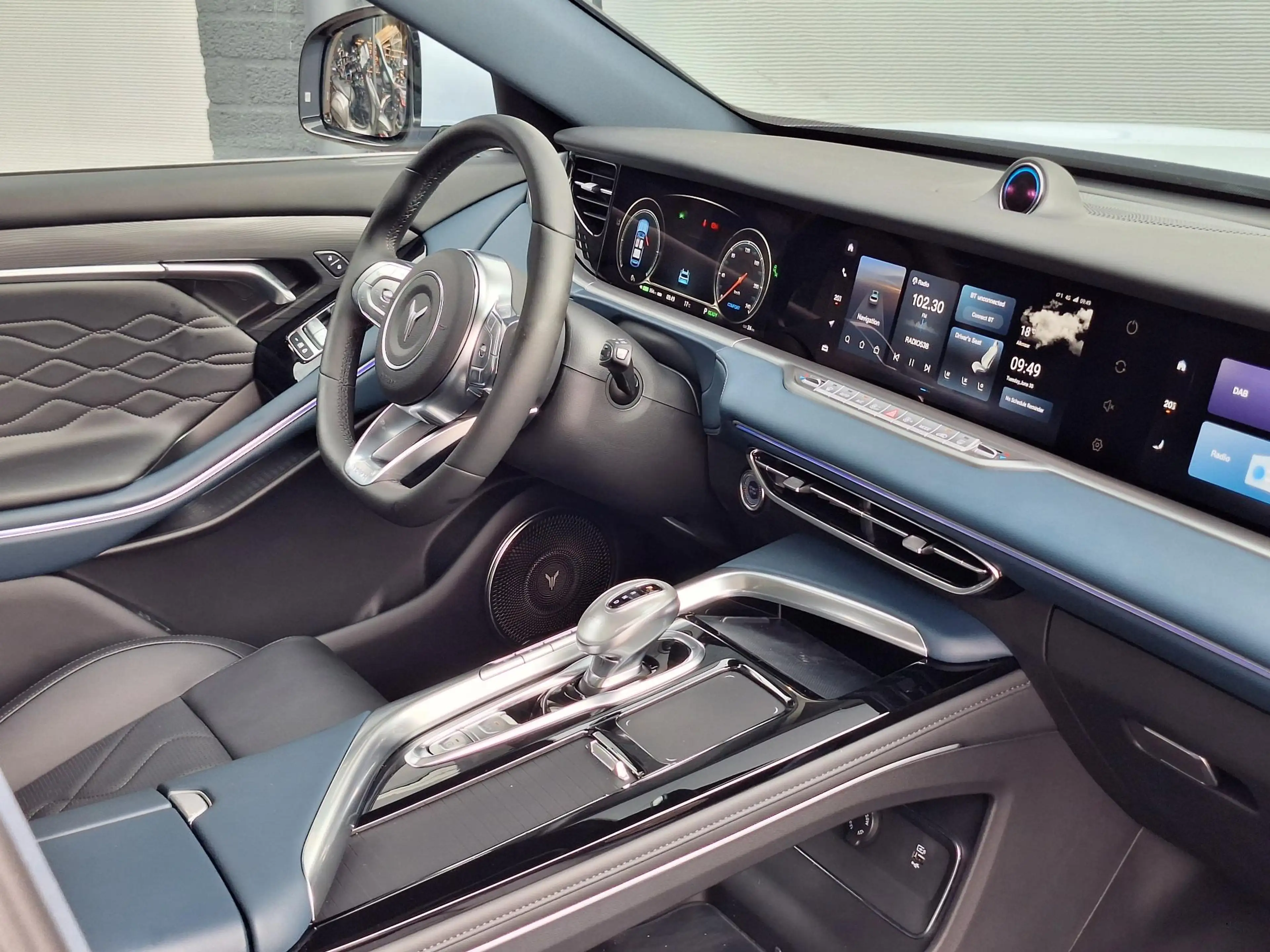 Voyah Free Limited Edition Flagship 4WD 106 kWh | Panoramadak — photo 11