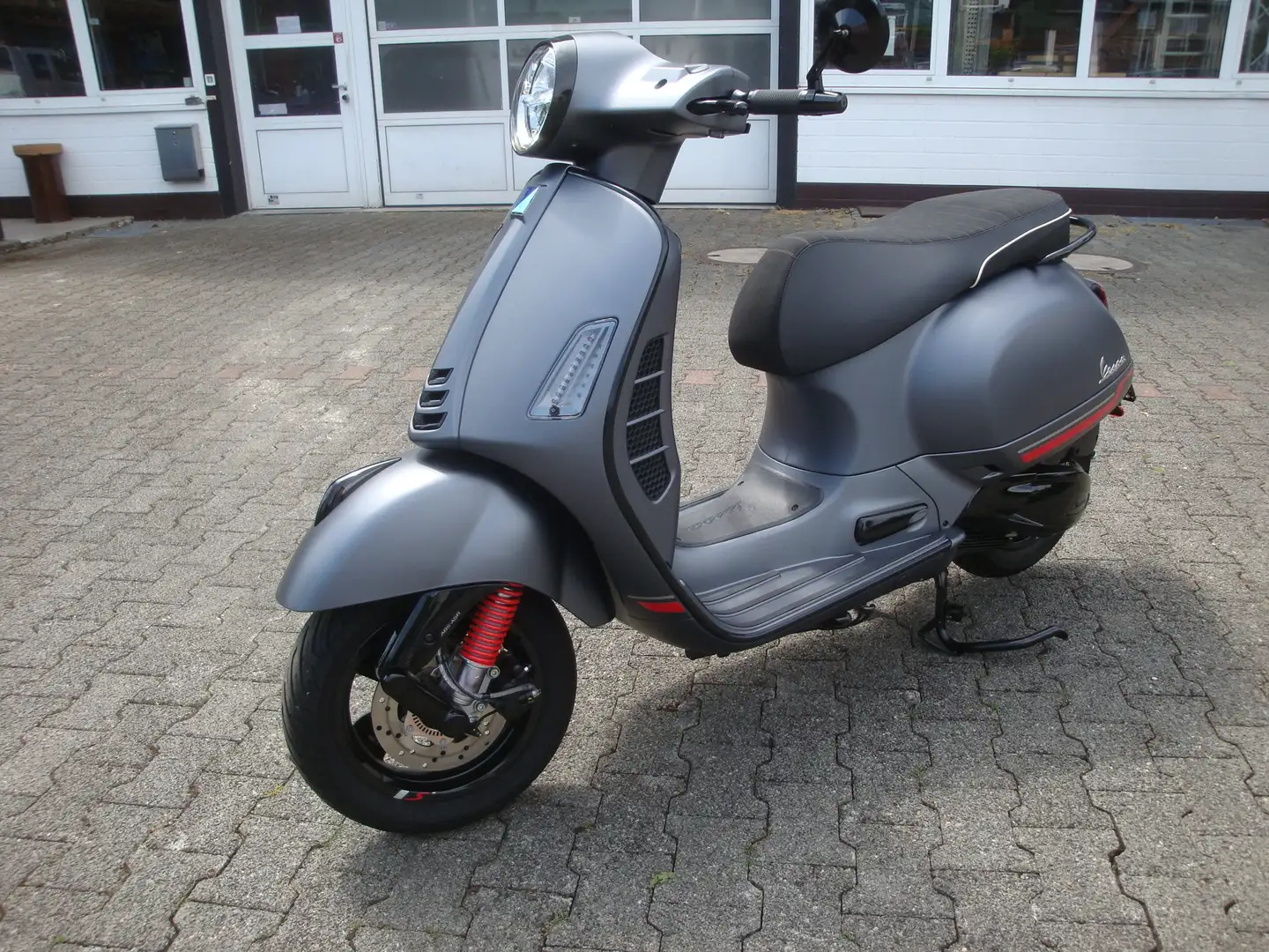 Vespa GTS Super Sport 300 Spezial Violet - 2