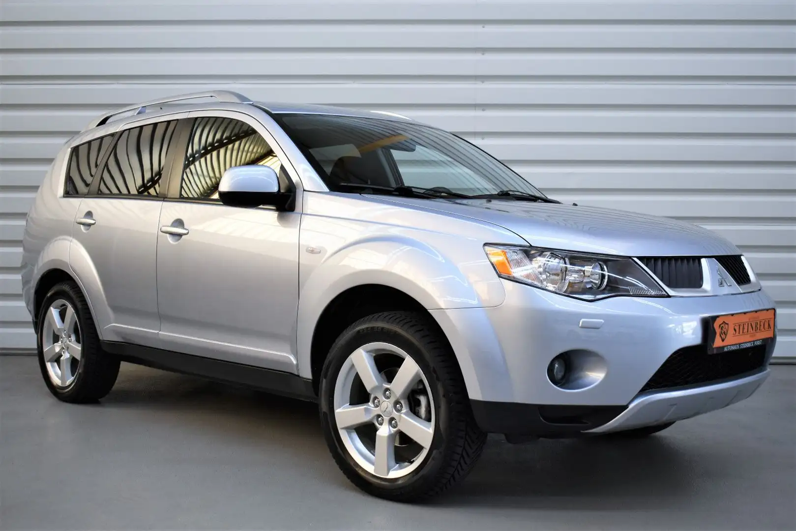 Mitsubishi Outlander 2.4 Intense+1.Hand+Keyless+7-Sitzer Gümüş rengi - 1