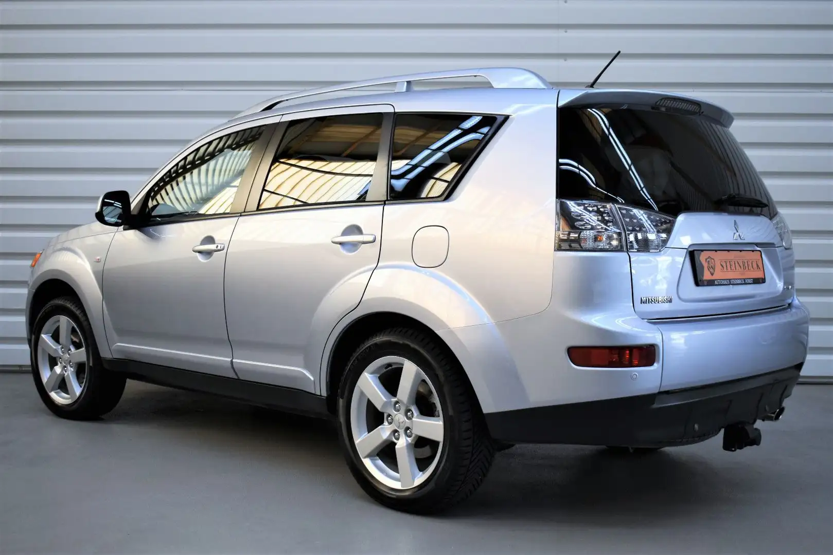 Mitsubishi Outlander 2.4 Intense+1.Hand+Keyless+7-Sitzer Gümüş rengi - 2