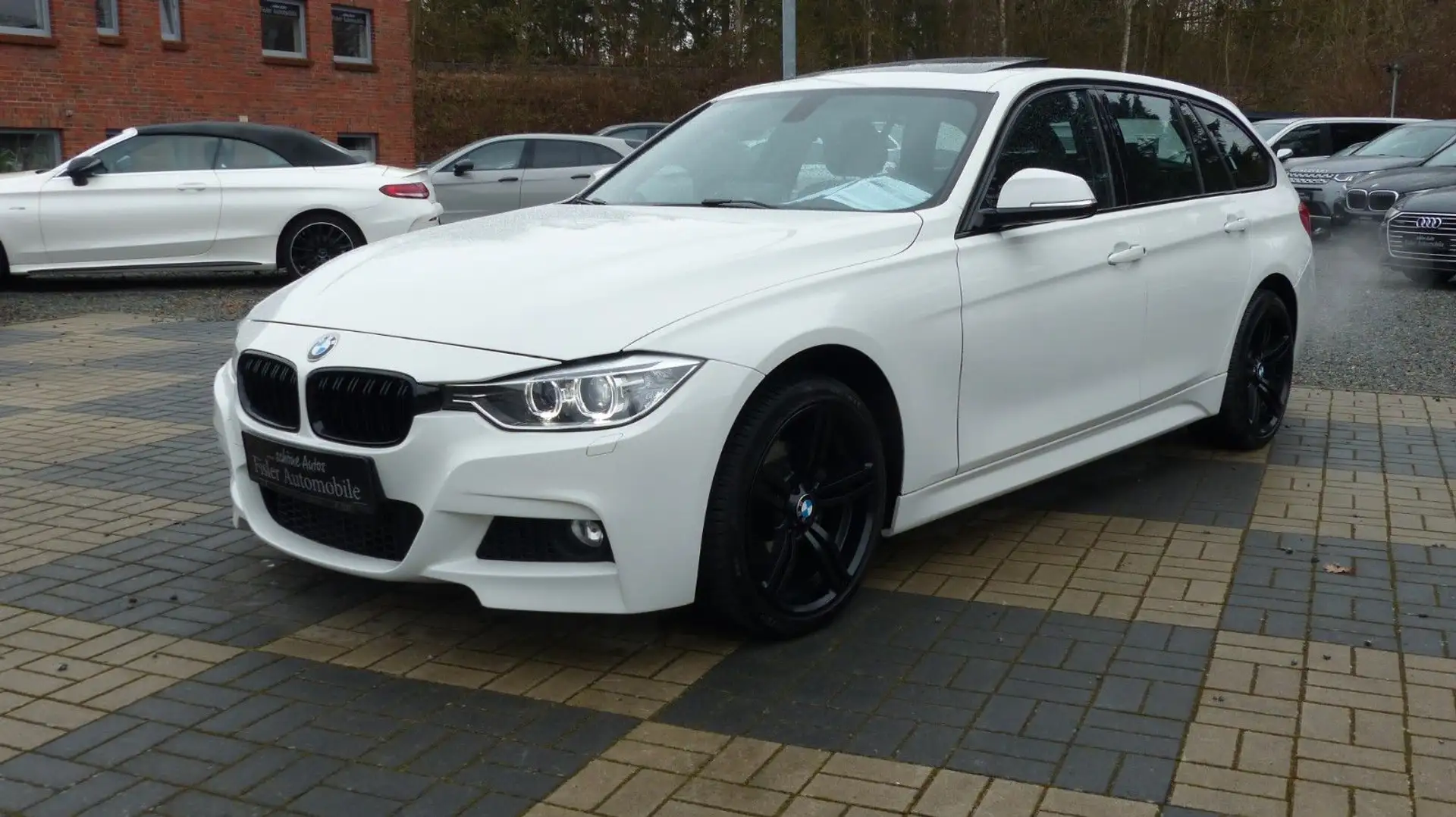 BMW 320 i xDrive M-Paket Panorama AHK Navi Weiß - 1