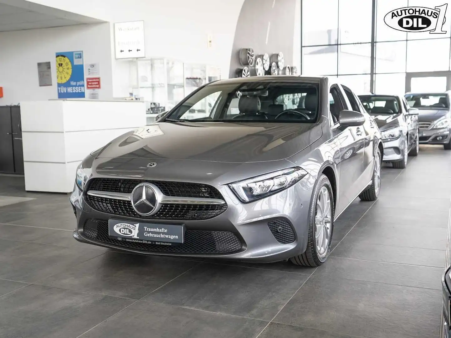Mercedes-Benz A 200 Urban 7G DCT *SPURHALTE*MBUX* Grau - 2