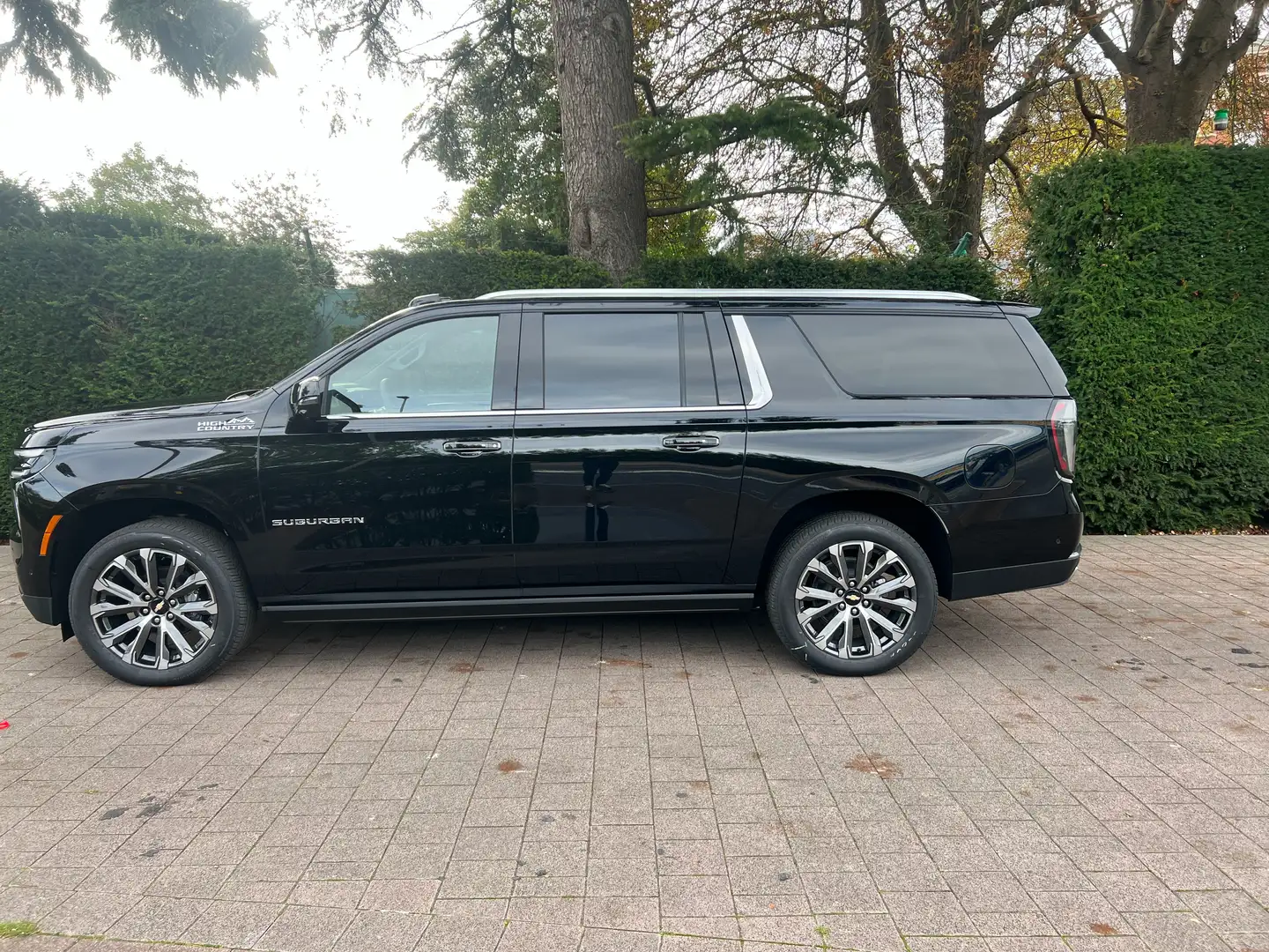 Chevrolet Suburban Model 2025 HIGH COUNTRY  6.2 L - V8 €86.500,-ex Schwarz - 2