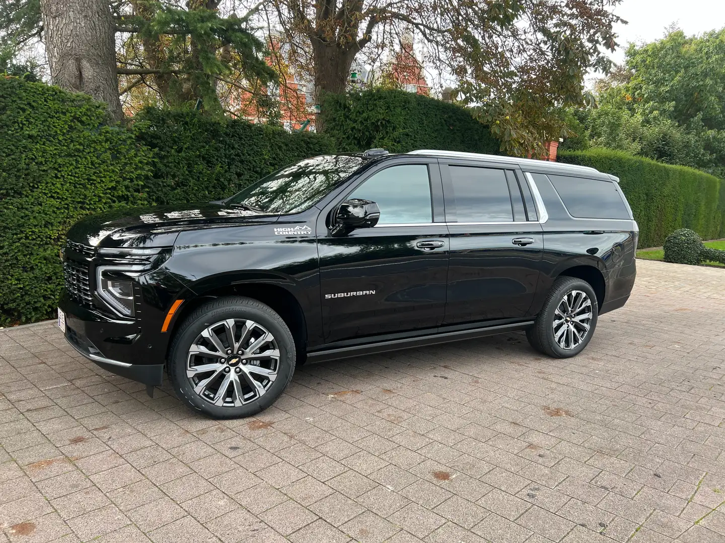 Chevrolet Suburban Model 2025 HIGH COUNTRY  6.2 L - V8 €86.500,-ex Schwarz - 1