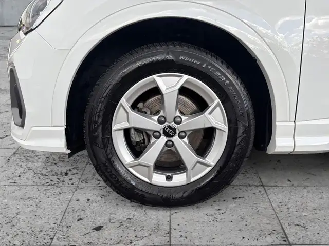 Audi Q3 view 8